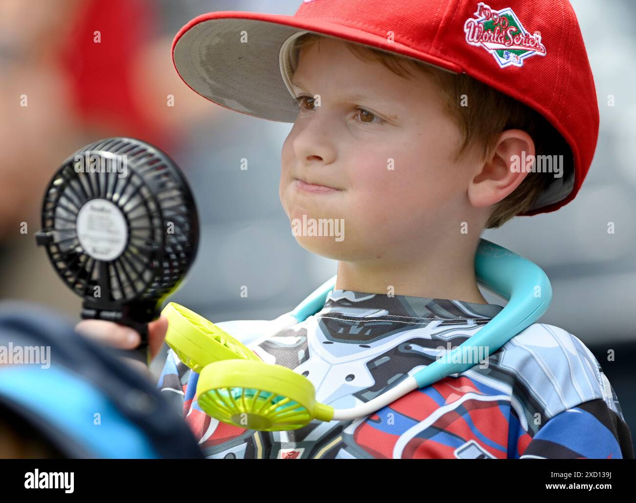 Pittsburgh, Stati Uniti. 19 giugno 2024. Un giovane tifoso dei Cincinnati Reds tenta di rimanere fresco durante la partita pomeridiana contro i Pittsburgh Pirates con temperature che si avvicinano ai 90 gradi al PNC Park lunedì 19 giugno 2024 a Pittsburgh. Foto di Archie Carpenter/UPI credito: UPI/Alamy Live News Foto Stock