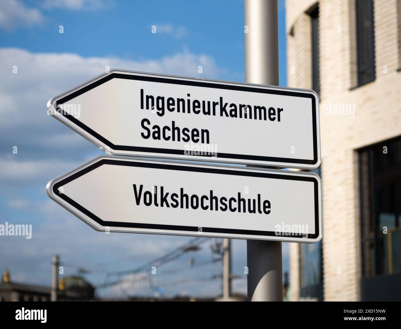 Ingenieurkammer Sachsen (camera degli ingegneri Sassonia) e Volkshochschule (centro di educazione per adulti) su una guida a forma di freccia rivolta verso sinistra. Foto Stock