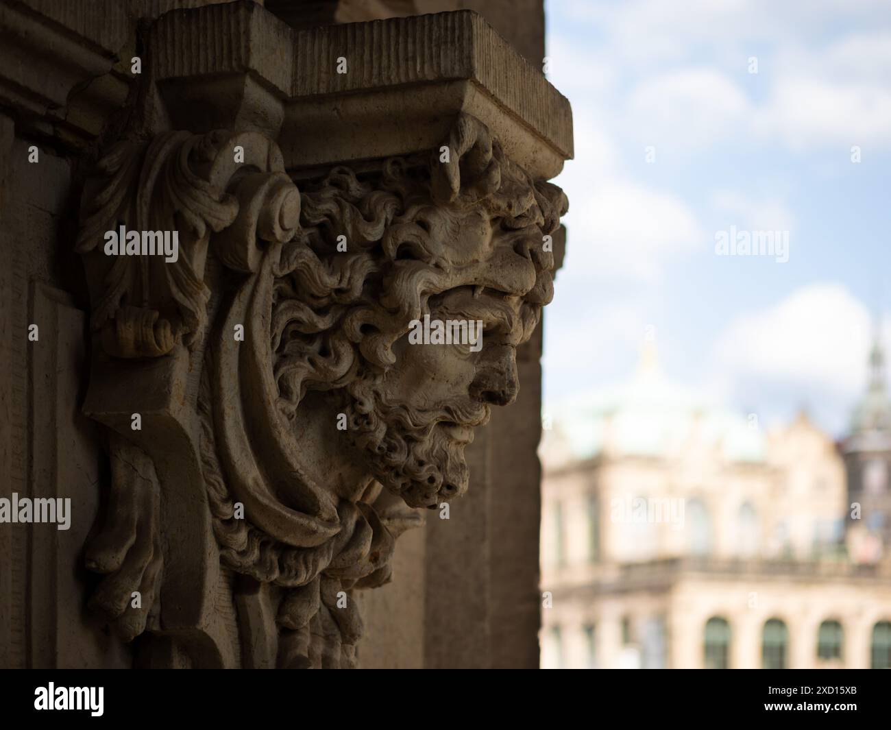 Bordo scolpito presso l'edificio Zwinger. Parte dell'architettura in stile barocco. Le arti plastiche come elemento decorativo nell'edificio del palazzo. Foto Stock