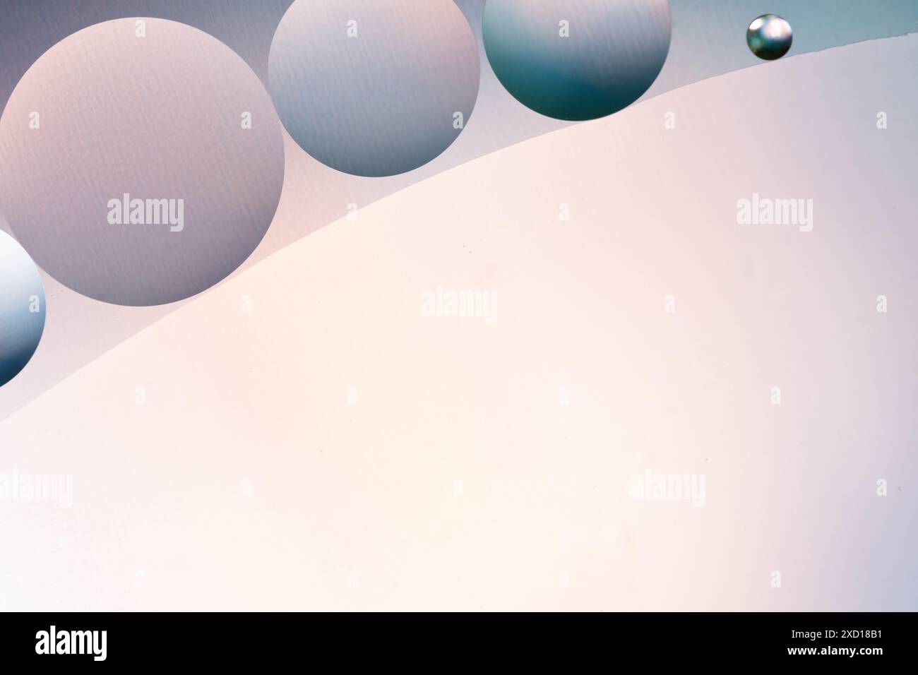 Gradiente bianco e blu sui cerchi dell'olio con sfondo astratto Foto Stock