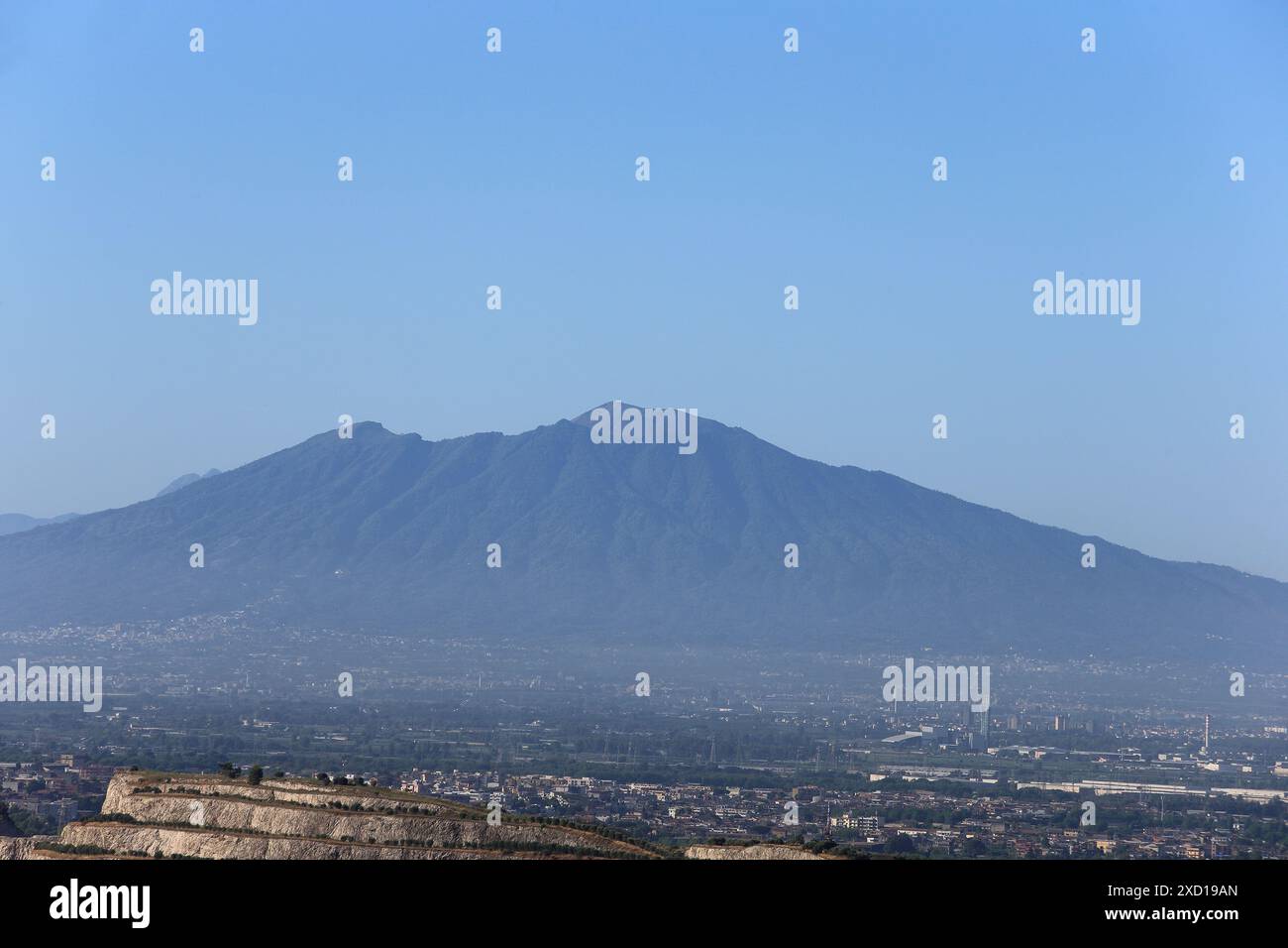 Caserta, Italia - 14 giugno 2024. Panorama del Vesuvio visto da Casertavecchia Foto Stock
