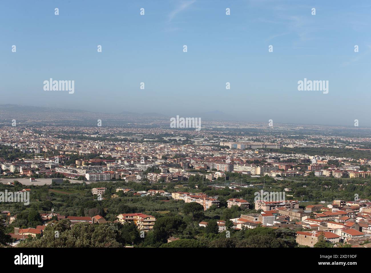 Caserta, Italia - 14 giugno 2024. Panorama della città con vista sulla Reggia da Casertavecchia Foto Stock