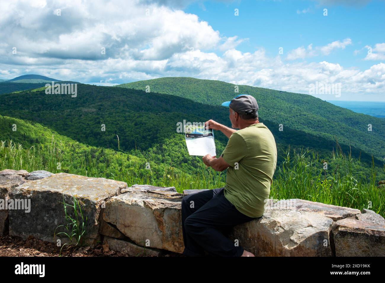 Maschio adulto singolo con vista sulla Blue Ridge Parkway, guardando una mappa della zona. Virginia. Foto Stock