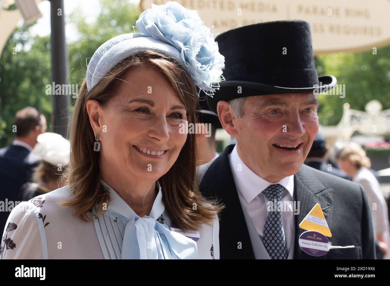 Ascot, Berkshire, Regno Unito. 19 giugno 2024. Carole Middleton e Michael Middleton, genitori di Catherine, la principessa del Galles, frequentano il secondo giorno di Royal Ascot all'Ascot Racecourse nel Berkshire crediti: Maureen McLean/Alamy Live News Foto Stock