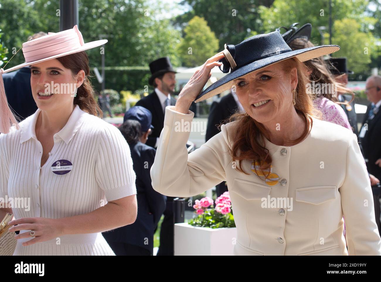 Ascot, Berkshire, Regno Unito. 19 giugno 2024. Sua altezza reale la principessa Eugenie e sua madre, Sarah Ferguson partecipano al secondo giorno di Royal Ascot all'ippodromo di Ascot nel Berkshire crediti: Maureen McLean/Alamy Live News Foto Stock