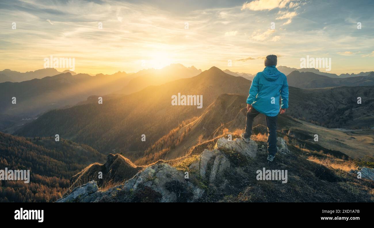 Uomo in pietra sulla collina e bella valle di montagna Foto Stock