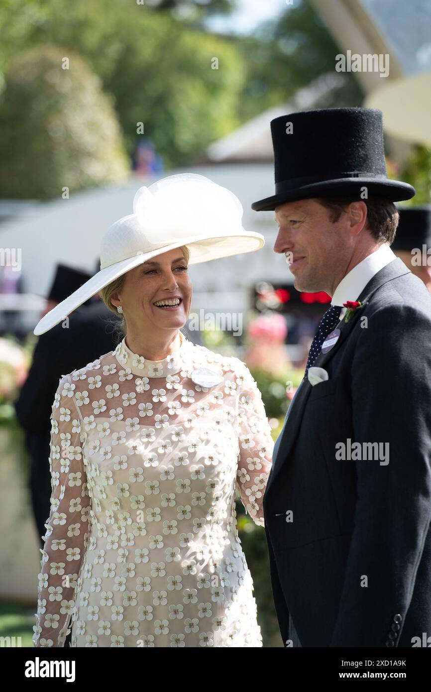 Ascot, Berkshire, Regno Unito. 19 giugno 2024. Sophie, la duchessa di Edimburgo partecipa al secondo giorno di Royal Ascot all'Ascot Racecourse nel Berkshire crediti: Maureen McLean/Alamy Live News Foto Stock