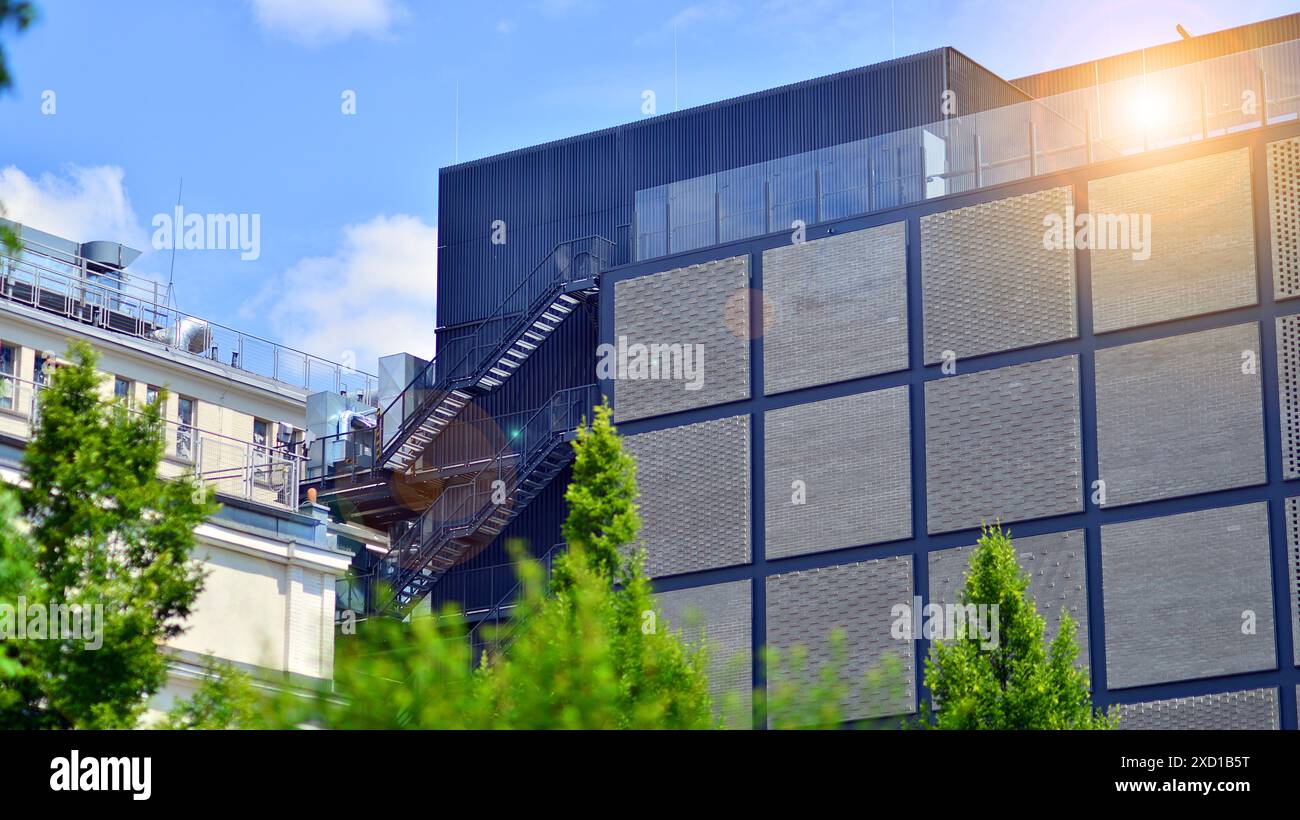 Esterno di un moderno edificio industriale con ambiente verde. Gli edifici aziendali riducono le emissioni di CO2. Edificio ecologico. Foto Stock