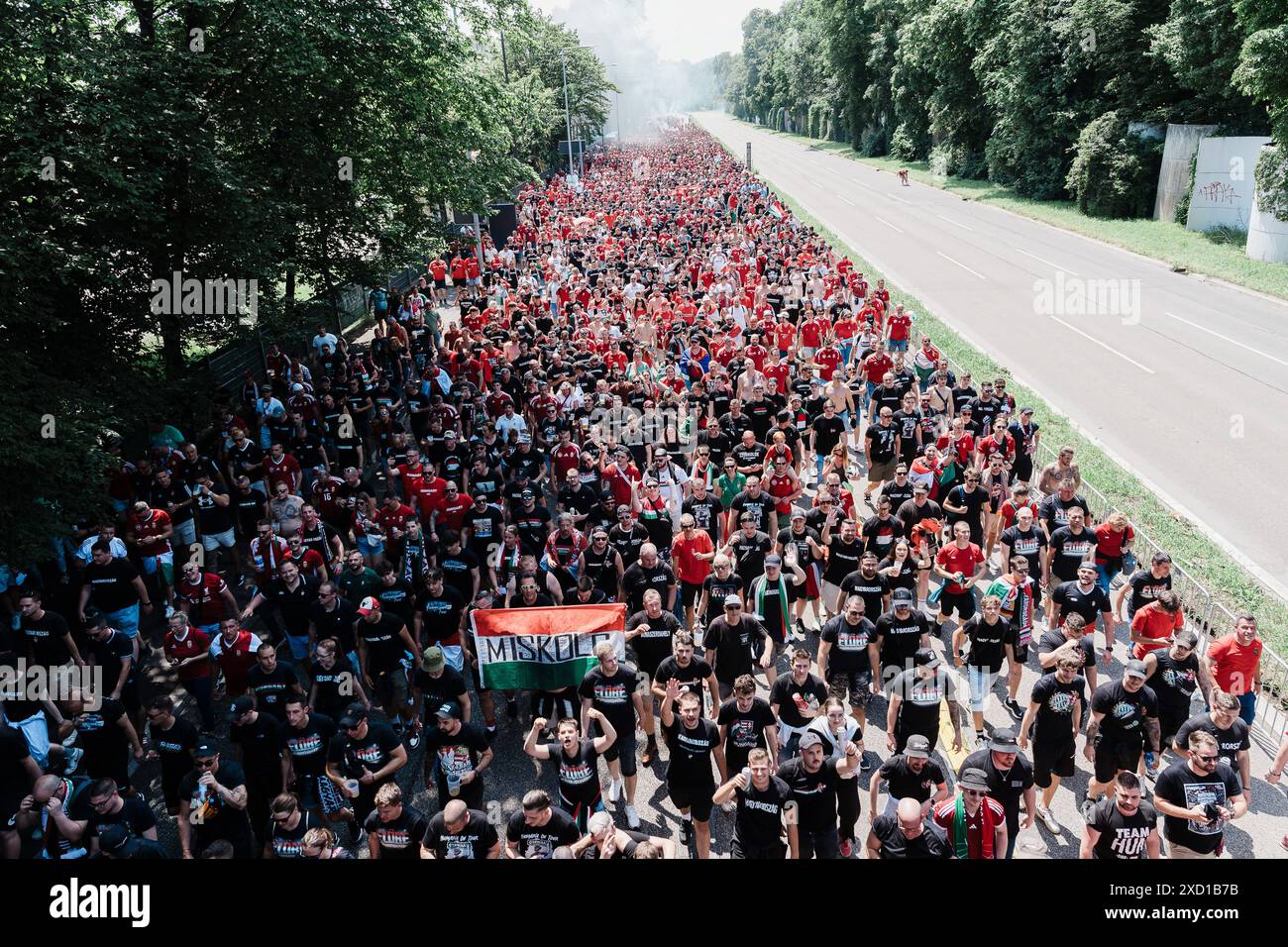 Stoccarda, Stoccarda. 19 giugno 2024. In una dimostrazione di unità e passione calcistica, i tifosi provenienti da Germania e Ungheria si sono riuniti a Stoccarda il 19 giugno 2024 per sostenere le loro squadre nella partita UEFA EURO 2024. Le bandiere tedesche e ungheresi erano tenute in alto mentre i fan di entrambi i lati cantavano e cantavano, creando una scena vivace e festosa. (Foto di Ralph Pache/PRESSCOV/Sipa USA) credito: SIPA USA/Alamy Live News Foto Stock