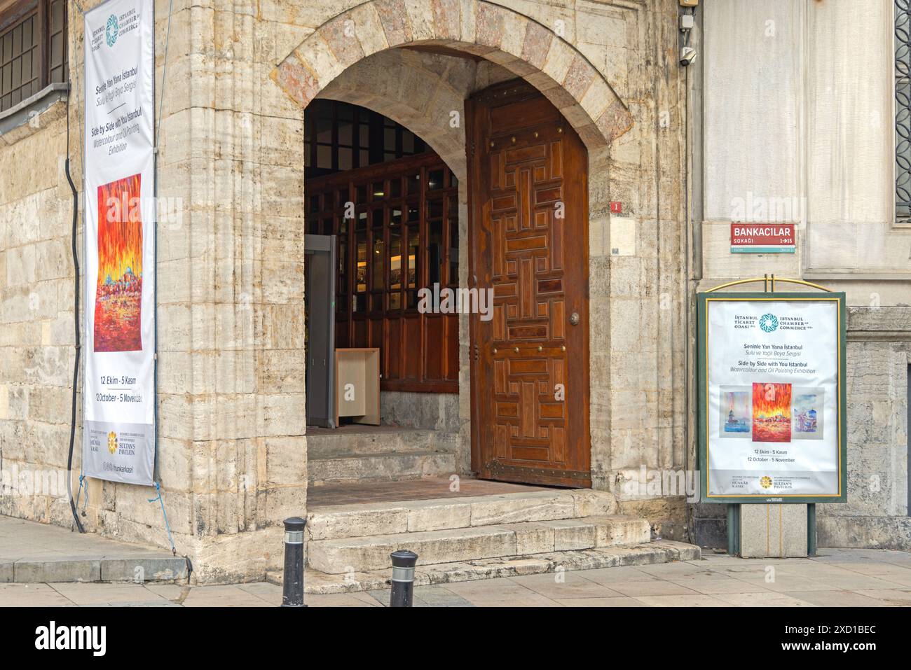 Istanbul, Turchia - 18 ottobre 2023: Ingresso al Padiglione Sultans Exhibition, camera di commercio, edificio storico di riferimento nella città vecchia. Foto Stock