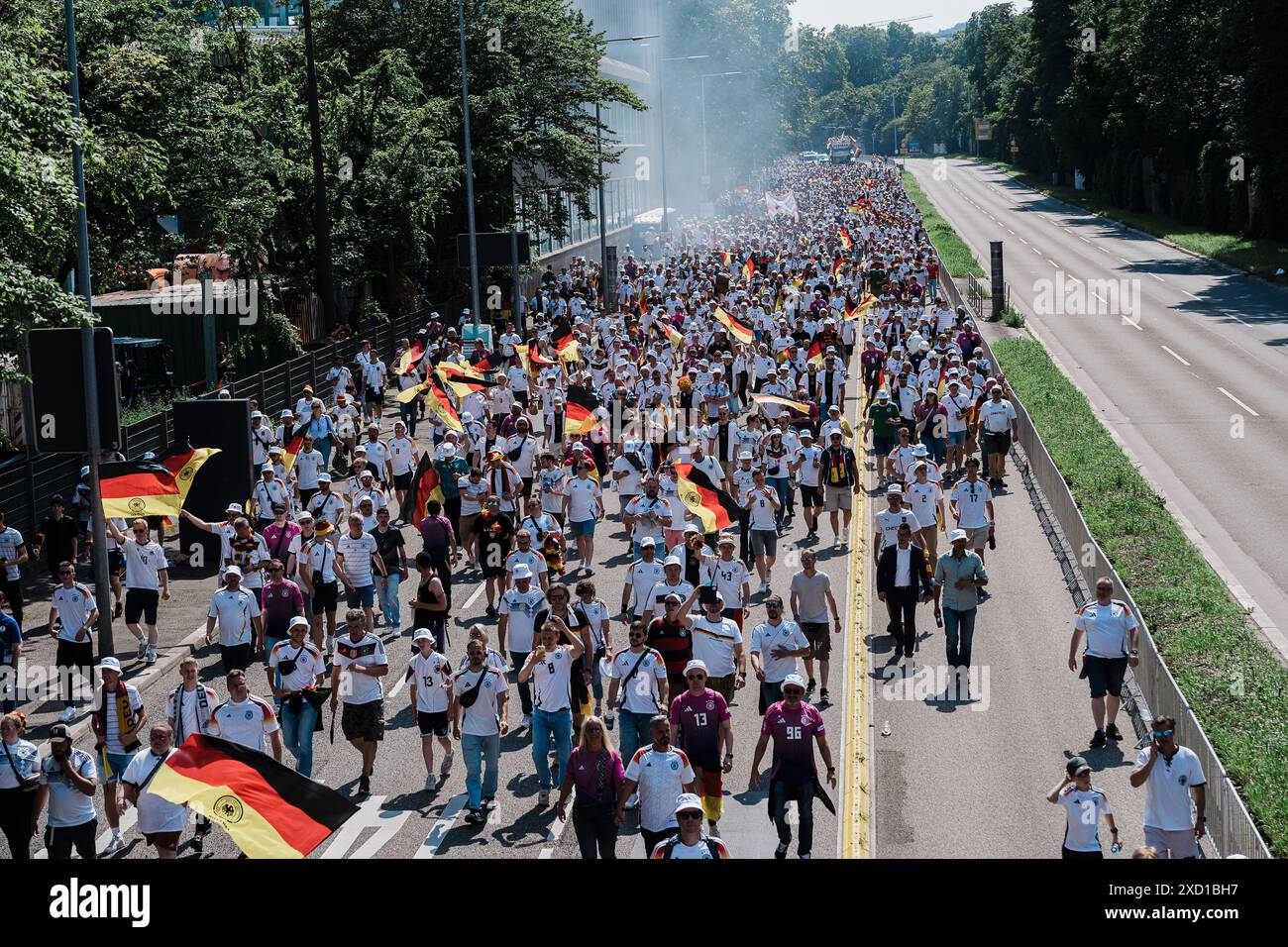 Stoccarda, Stoccarda. 19 giugno 2024. In una dimostrazione di unità e passione calcistica, i tifosi provenienti da Germania e Ungheria si sono riuniti a Stoccarda il 19 giugno 2024 per sostenere le loro squadre nella partita UEFA EURO 2024. Le bandiere tedesche e ungheresi erano tenute in alto mentre i fan di entrambi i lati cantavano e cantavano, creando una scena vivace e festosa. (Foto di Ralph Pache/PRESSCOV/Sipa USA) credito: SIPA USA/Alamy Live News Foto Stock