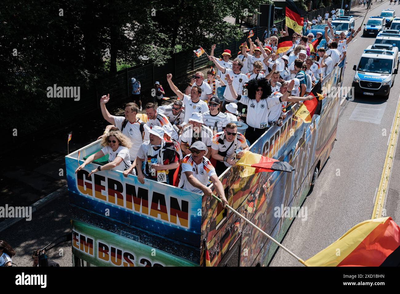 Stoccarda, Stoccarda. 19 giugno 2024. In una dimostrazione di unità e passione calcistica, i tifosi provenienti da Germania e Ungheria si sono riuniti a Stoccarda il 19 giugno 2024 per sostenere le loro squadre nella partita UEFA EURO 2024. Le bandiere tedesche e ungheresi erano tenute in alto mentre i fan di entrambi i lati cantavano e cantavano, creando una scena vivace e festosa. (Foto di Ralph Pache/PRESSCOV/Sipa USA) credito: SIPA USA/Alamy Live News Foto Stock