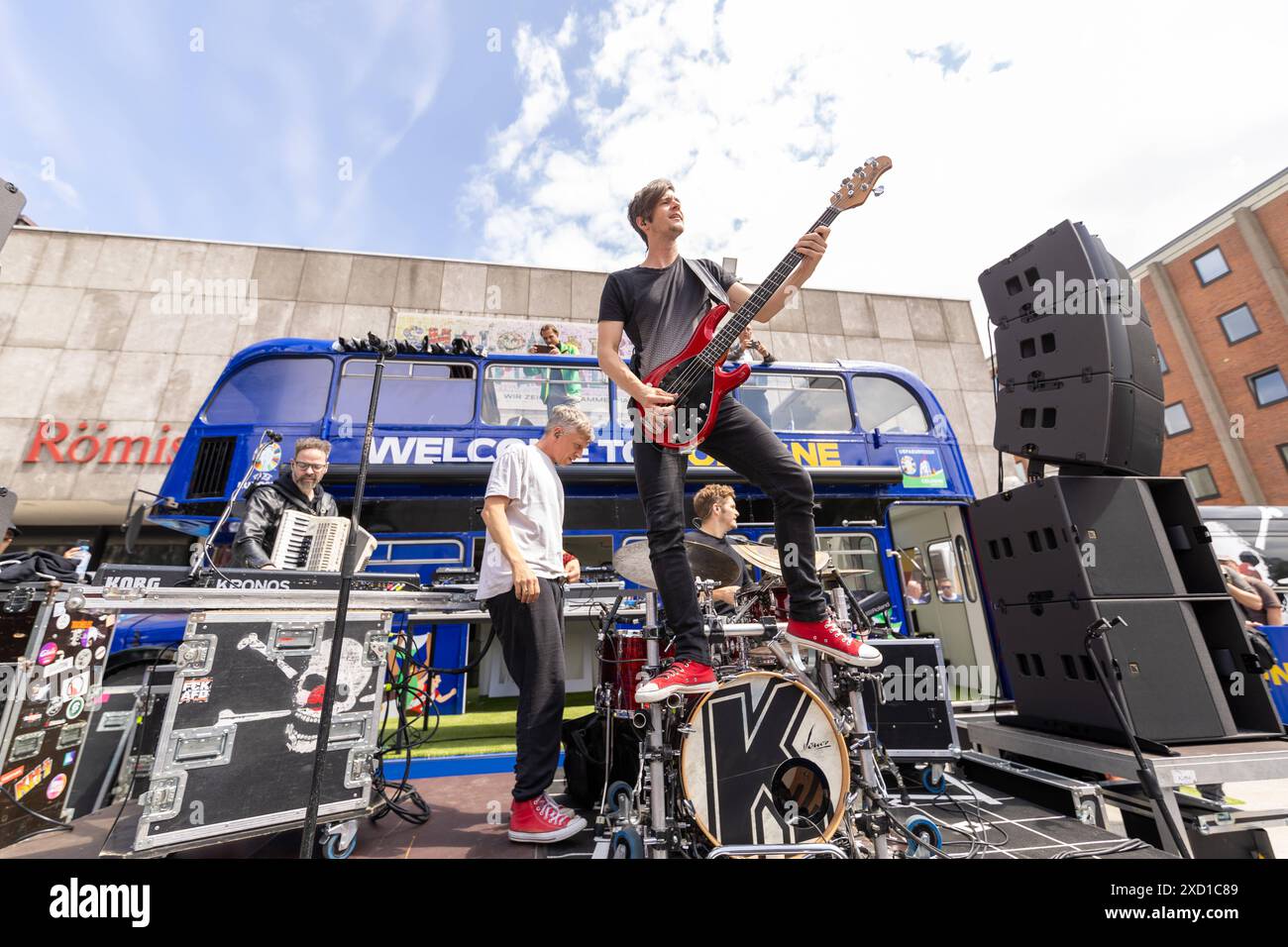 UEFA EURO 2024 - Matchday Schottland - Schweiz in Köln 19.06.2024 Die kölsche Mundart Band Kasalla geben ein Überraschungskonzert vor dem UEFA Bus auf dem Roncalliplatz vor dem Köln Dom Kölner Innenstadt Nordrhein-Westfalen Deutschland *** UEFA EURO 2024 Matchday Scozia Svizzera a Colonia 19 06 2024 la banda dialettale di Colonia Kasalla offre un concerto a sorpresa di fronte all'autobus UEFA a Roncalliplatz, di fronte alla Cattedrale di Colonia centro città di Colonia Renania settentrionale-Vestfalia Germania Copyright: xBonn.digitalx/xMarcxJohnx Foto Stock