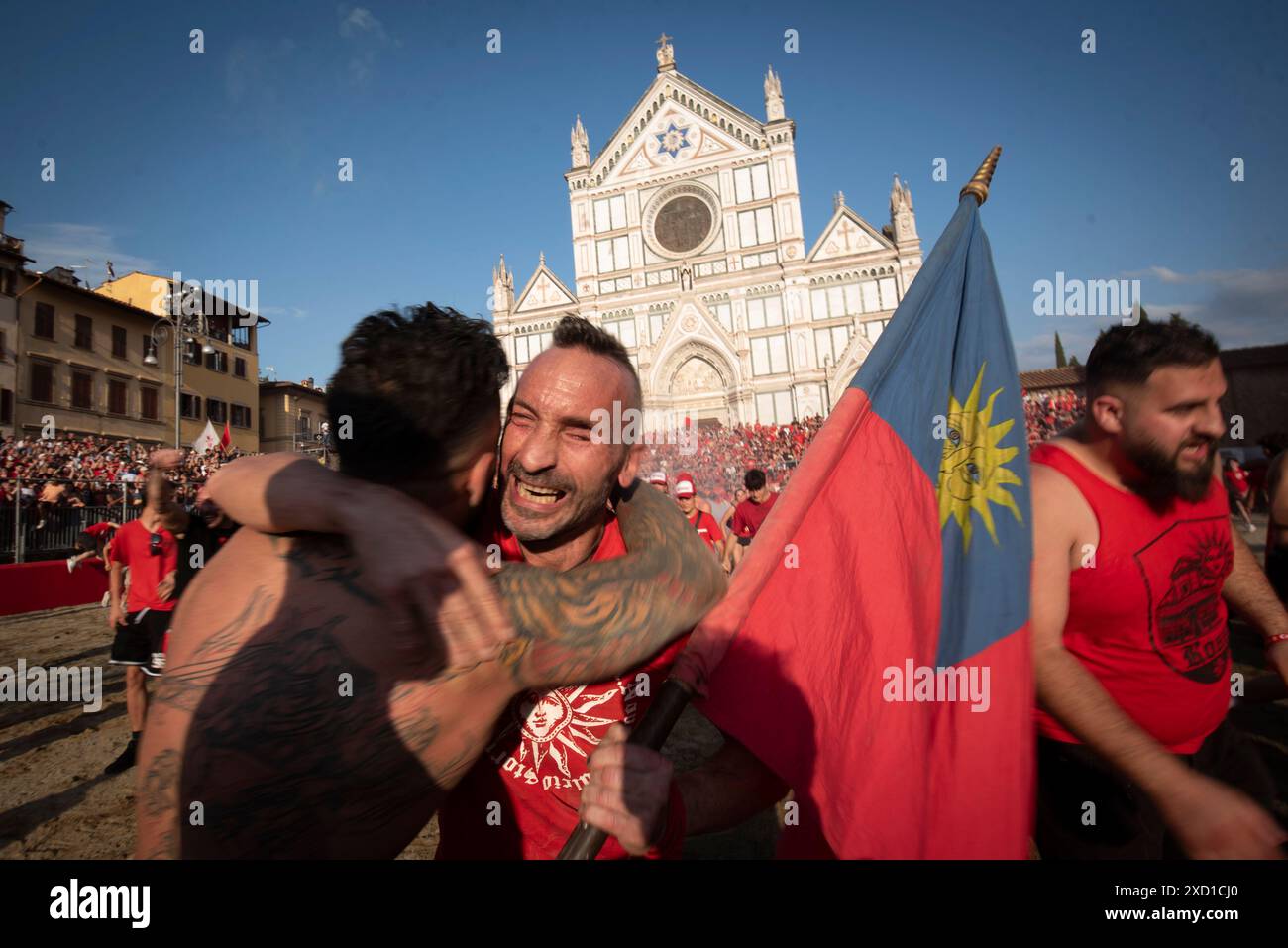 FIRENZE, ITALIA, 15 GIUGNO finale tra Rossi di Santa Maria Novella e Azzurri Blu di Santa Croce. – I giocatori della squadra rossa celebrano la vittoria. Il calcio storico Fiorentino, noto anche come calcio in costume, è un gioco di squadra con un pallone dalle origini remote e oggi una delle più antiche tradizioni fiorentine. Le partite sono precedute da una processione da Piazza Santa Maria Novella a Piazza Santa Croce, dove è allestito il campo di gioco. Il gioco del calcio storico Fiorentino è una sfida tra i quattro quartieri della città. Le partite lo sono Foto Stock