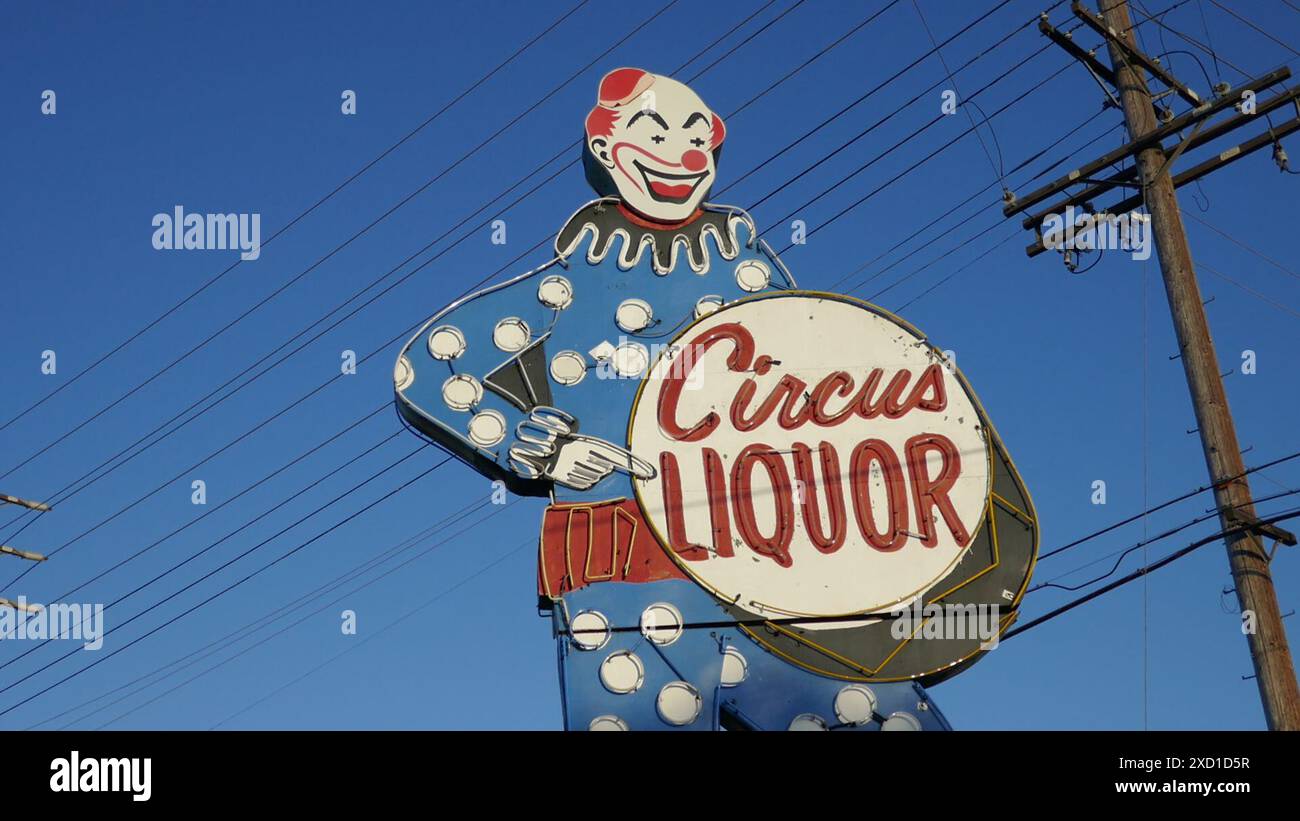 North Hollywood, California, USA 15 giugno 2024 Giant Neon Clown al Circus Liquor, dove il cantante Orville Peck e Kylie Minogue e Diplo Midnight Ride si esibiscono al 5600 Vineland Avenue il 15 giugno 2024. Circus Liquor location per le riprese di film, Clueless, Alpha Dog, Spun, Blue Thunder, Deadfall, Satana americana, la fine vivente, amore e bugie, Valle della morte, Californication, Grace e Frankie. Il Neon Clown è alto 32 metri ed è stato eretto il 1° gennaio 1959. Foto di Barry King/Alamy Stock Photo Foto Stock