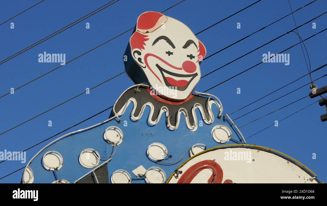 North Hollywood, California, USA 15 giugno 2024 Giant Neon Clown al Circus Liquor, dove il cantante Orville Peck e Kylie Minogue e Diplo Midnight Ride si esibiscono al 5600 Vineland Avenue il 15 giugno 2024. Circus Liquor location per le riprese di film, Clueless, Alpha Dog, Spun, Blue Thunder, Deadfall, Satana americana, la fine vivente, amore e bugie, Valle della morte, Californication, Grace e Frankie. Il Neon Clown è alto 32 metri ed è stato eretto il 1° gennaio 1959. Foto di Barry King/Alamy Stock Photo Foto Stock