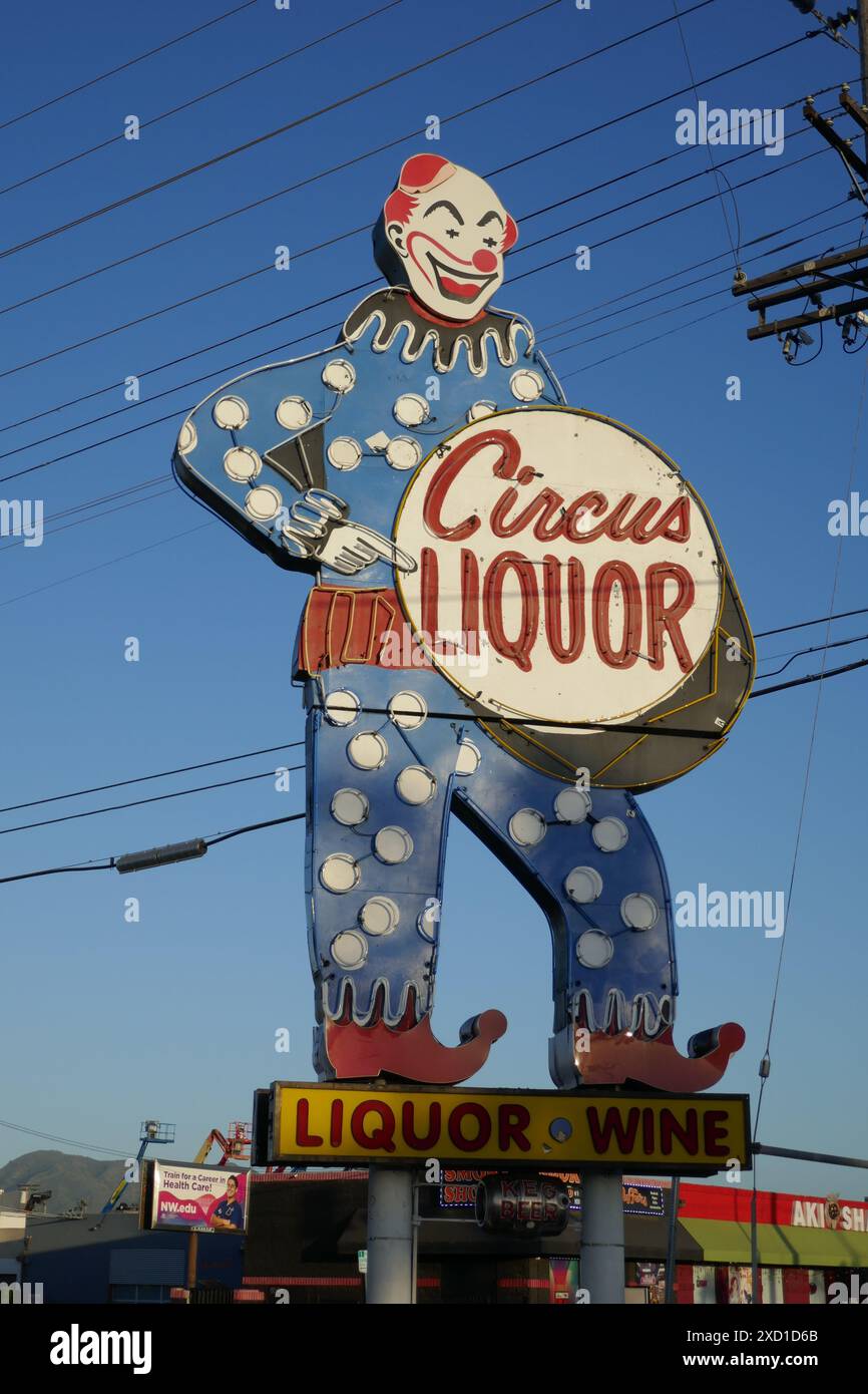 North Hollywood, California, USA 15 giugno 2024 Giant Neon Clown al Circus Liquor, dove il cantante Orville Peck e Kylie Minogue e Diplo Midnight Ride si esibiscono al 5600 Vineland Avenue il 15 giugno 2024. Circus Liquor location per le riprese di film, Clueless, Alpha Dog, Spun, Blue Thunder, Deadfall, Satana americana, la fine vivente, amore e bugie, Valle della morte, Californication, Grace e Frankie. Il Neon Clown è alto 32 metri ed è stato eretto il 1° gennaio 1959. Foto di Barry King/Alamy Stock Photo Foto Stock
