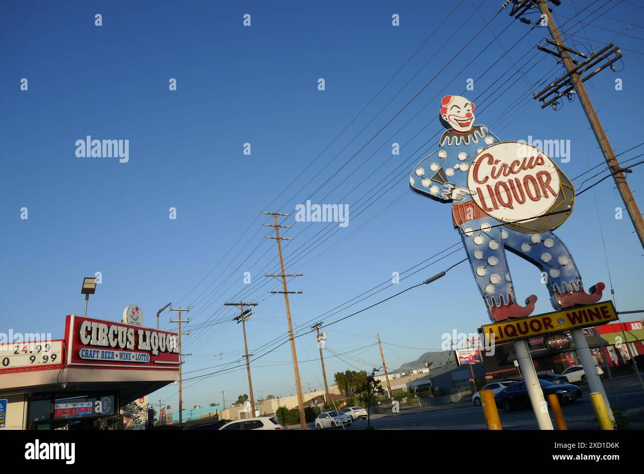 North Hollywood, California, USA 15 giugno 2024 Giant Neon Clown al Circus Liquor, dove il cantante Orville Peck e Kylie Minogue e Diplo Midnight Ride si esibiscono al 5600 Vineland Avenue il 15 giugno 2024. Circus Liquor location per le riprese di film, Clueless, Alpha Dog, Spun, Blue Thunder, Deadfall, Satana americana, la fine vivente, amore e bugie, Valle della morte, Californication, Grace e Frankie. Il Neon Clown è alto 32 metri ed è stato eretto il 1° gennaio 1959. Foto di Barry King/Alamy Stock Photo Foto Stock