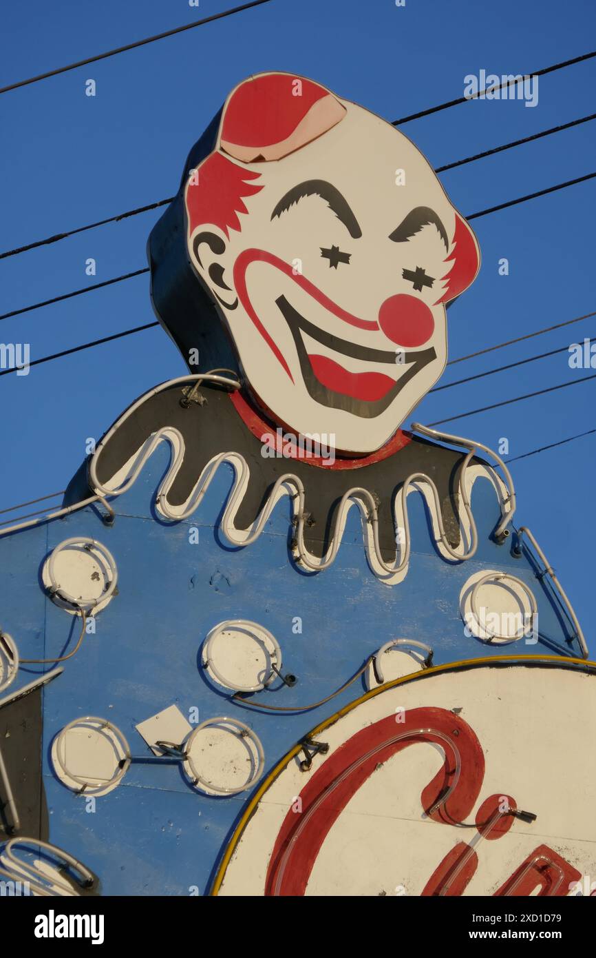 North Hollywood, California, USA 15 giugno 2024 Giant Neon Clown al Circus Liquor, dove il cantante Orville Peck e Kylie Minogue e Diplo Midnight Ride si esibiscono al 5600 Vineland Avenue il 15 giugno 2024. Circus Liquor location per le riprese di film, Clueless, Alpha Dog, Spun, Blue Thunder, Deadfall, Satana americana, la fine vivente, amore e bugie, Valle della morte, Californication, Grace e Frankie. Il Neon Clown è alto 32 metri ed è stato eretto il 1° gennaio 1959. Foto di Barry King/Alamy Stock Photo Foto Stock
