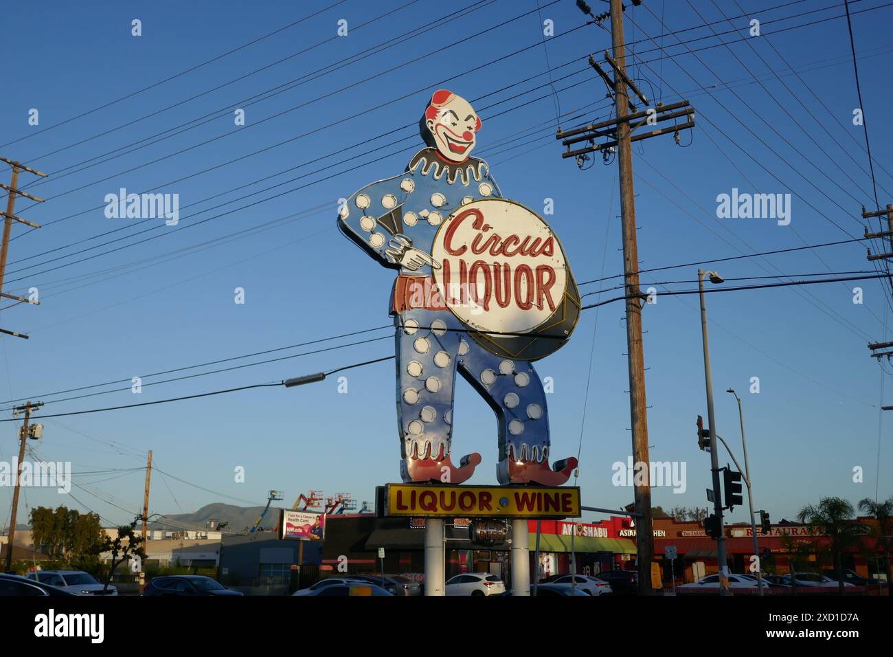 North Hollywood, California, USA 15 giugno 2024 Giant Neon Clown al Circus Liquor, dove il cantante Orville Peck e Kylie Minogue e Diplo Midnight Ride si esibiscono al 5600 Vineland Avenue il 15 giugno 2024. Circus Liquor location per le riprese di film, Clueless, Alpha Dog, Spun, Blue Thunder, Deadfall, Satana americana, la fine vivente, amore e bugie, Valle della morte, Californication, Grace e Frankie. Il Neon Clown è alto 32 metri ed è stato eretto il 1° gennaio 1959. Foto di Barry King/Alamy Stock Photo Foto Stock