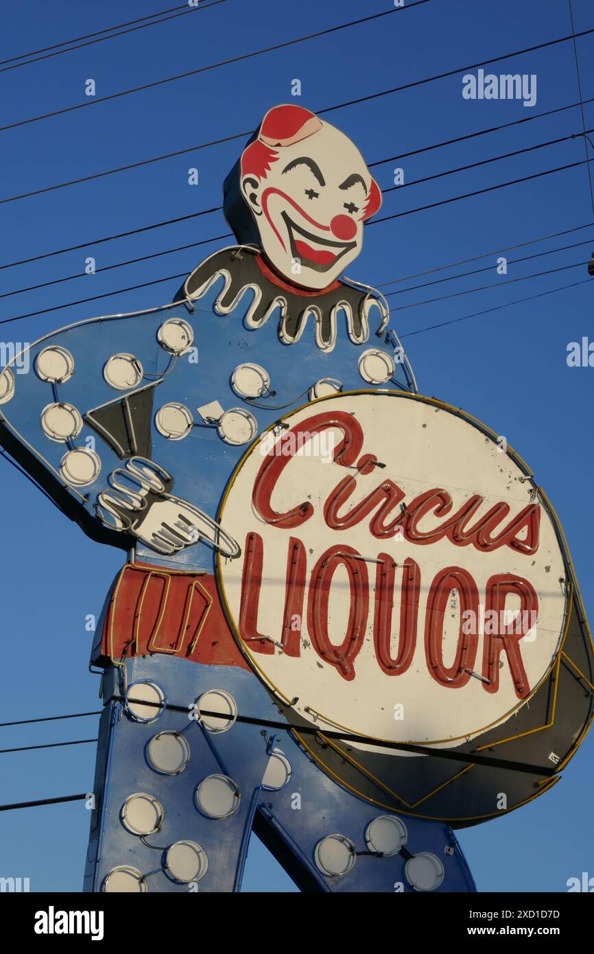 North Hollywood, California, USA 15 giugno 2024 Giant Neon Clown al Circus Liquor, dove il cantante Orville Peck e Kylie Minogue e Diplo Midnight Ride si esibiscono al 5600 Vineland Avenue il 15 giugno 2024. Circus Liquor location per le riprese di film, Clueless, Alpha Dog, Spun, Blue Thunder, Deadfall, Satana americana, la fine vivente, amore e bugie, Valle della morte, Californication, Grace e Frankie. Il Neon Clown è alto 32 metri ed è stato eretto il 1° gennaio 1959. Foto di Barry King/Alamy Stock Photo Foto Stock