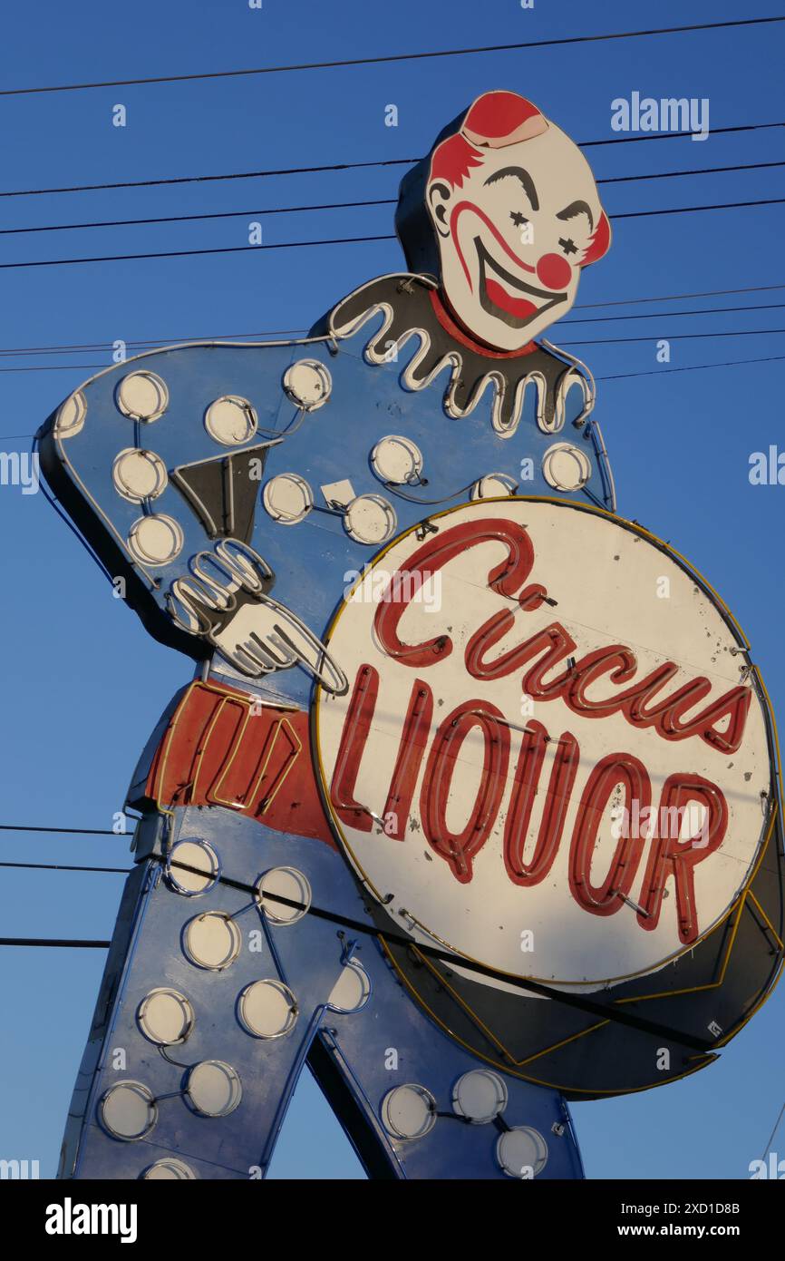 North Hollywood, California, USA 15 giugno 2024 Giant Neon Clown al Circus Liquor, dove il cantante Orville Peck e Kylie Minogue e Diplo Midnight Ride si esibiscono al 5600 Vineland Avenue il 15 giugno 2024. Circus Liquor location per le riprese di film, Clueless, Alpha Dog, Spun, Blue Thunder, Deadfall, Satana americana, la fine vivente, amore e bugie, Valle della morte, Californication, Grace e Frankie. Il Neon Clown è alto 32 metri ed è stato eretto il 1° gennaio 1959. Foto di Barry King/Alamy Stock Photo Foto Stock