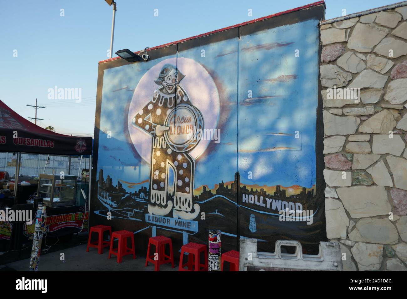 North Hollywood, California, USA 15 giugno 2024 Giant Neon Clown al Circus Liquor, dove il cantante Orville Peck e Kylie Minogue e Diplo Midnight Ride si esibiscono al 5600 Vineland Avenue il 15 giugno 2024. Circus Liquor location per le riprese di film, Clueless, Alpha Dog, Spun, Blue Thunder, Deadfall, Satana americana, la fine vivente, amore e bugie, Valle della morte, Californication, Grace e Frankie. Il Neon Clown è alto 32 metri ed è stato eretto il 1° gennaio 1959. Foto di Barry King/Alamy Stock Photo Foto Stock