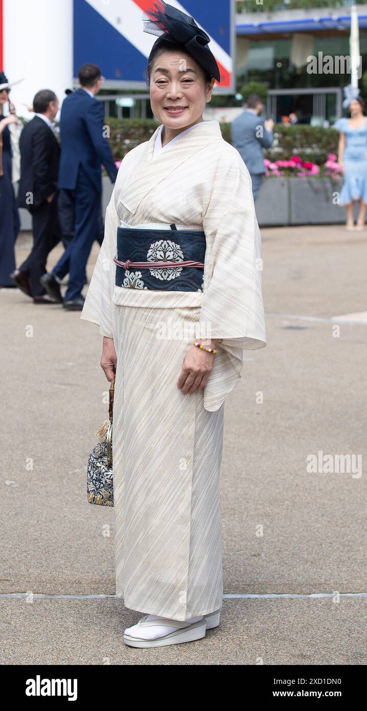 Ascot, Berkshire, Regno Unito. 19 giugno 2024. Gli appassionati di corse il secondo giorno di Royal Ascot all'ippodromo di Ascot nel Berkshire crediti: Maureen McLean/Alamy Live News Foto Stock