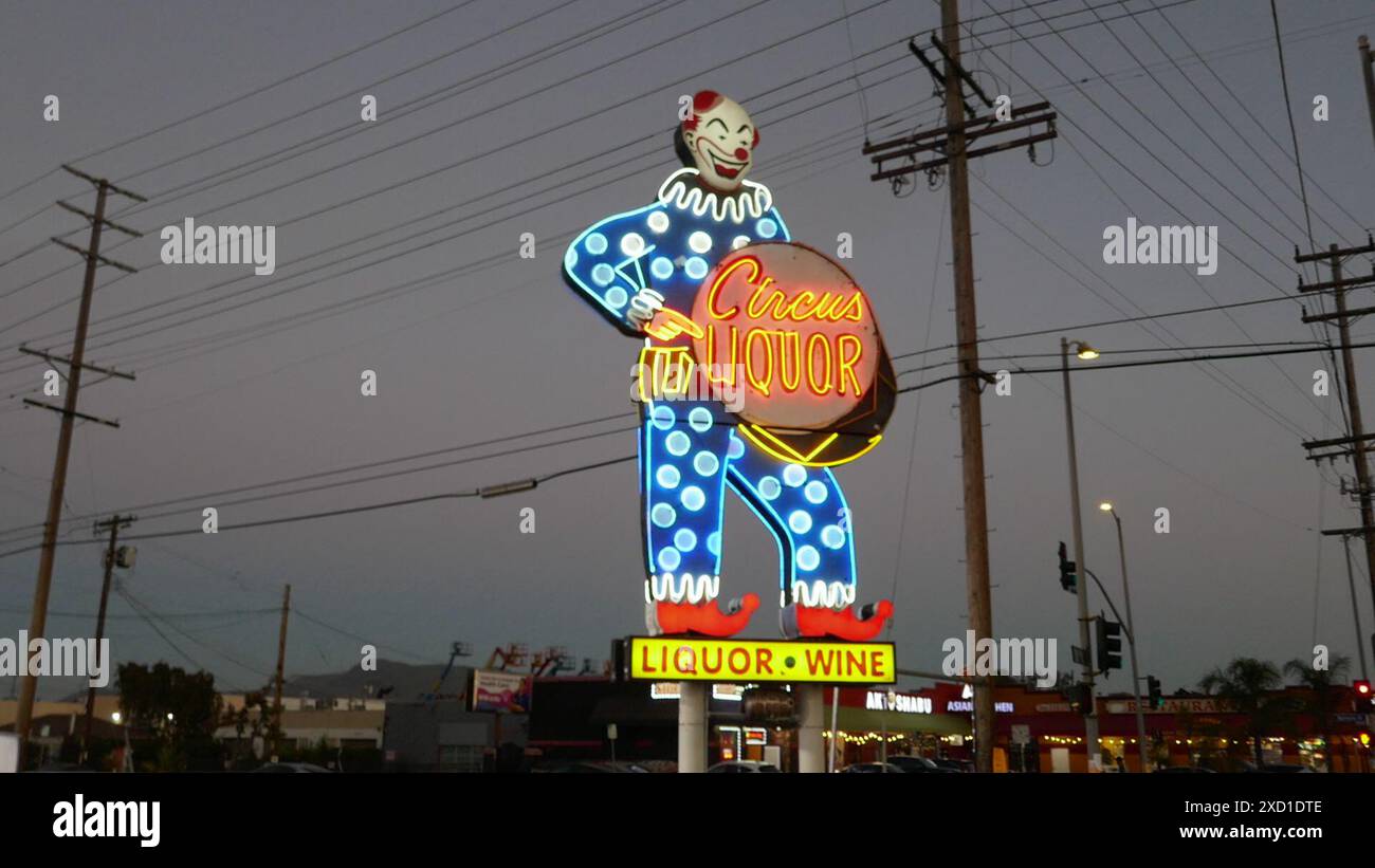 North Hollywood, California, USA 15 giugno 2024 Giant Neon Clown al Circus Liquor, dove il cantante Orville Peck e Kylie Minogue e Diplo Midnight Ride si esibiscono al 5600 Vineland Avenue il 15 giugno 2024. Circus Liquor location per le riprese di film, Clueless, Alpha Dog, Spun, Blue Thunder, Deadfall, Satana americana, la fine vivente, amore e bugie, Valle della morte, Californication, Grace e Frankie. Il Neon Clown è alto 32 metri ed è stato eretto il 1° gennaio 1959. Foto di Barry King/Alamy Stock Photo Foto Stock