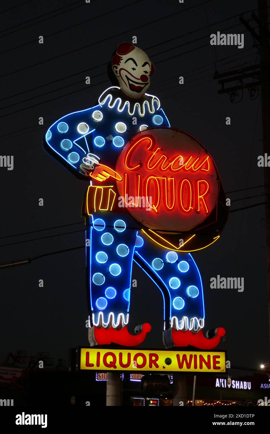 North Hollywood, California, USA 15 giugno 2024 Giant Neon Clown al Circus Liquor, dove il cantante Orville Peck e Kylie Minogue e Diplo Midnight Ride si esibiscono al 5600 Vineland Avenue il 15 giugno 2024. Circus Liquor location per le riprese di film, Clueless, Alpha Dog, Spun, Blue Thunder, Deadfall, Satana americana, la fine vivente, amore e bugie, Valle della morte, Californication, Grace e Frankie. Il Neon Clown è alto 32 metri ed è stato eretto il 1° gennaio 1959. Foto di Barry King/Alamy Stock Photo Foto Stock