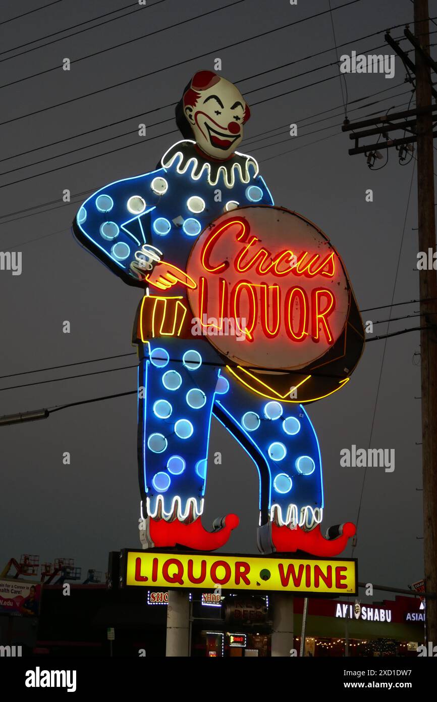 North Hollywood, California, USA 15 giugno 2024 Giant Neon Clown al Circus Liquor, dove il cantante Orville Peck e Kylie Minogue e Diplo Midnight Ride si esibiscono al 5600 Vineland Avenue il 15 giugno 2024. Circus Liquor location per le riprese di film, Clueless, Alpha Dog, Spun, Blue Thunder, Deadfall, Satana americana, la fine vivente, amore e bugie, Valle della morte, Californication, Grace e Frankie. Il Neon Clown è alto 32 metri ed è stato eretto il 1° gennaio 1959. Foto di Barry King/Alamy Stock Photo Foto Stock