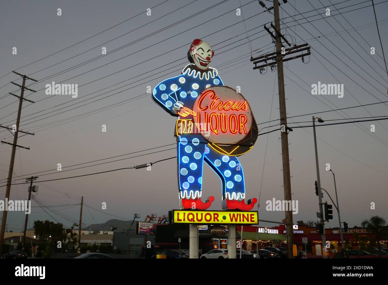 North Hollywood, California, USA 15 giugno 2024 Giant Neon Clown al Circus Liquor, dove il cantante Orville Peck e Kylie Minogue e Diplo Midnight Ride si esibiscono al 5600 Vineland Avenue il 15 giugno 2024. Circus Liquor location per le riprese di film, Clueless, Alpha Dog, Spun, Blue Thunder, Deadfall, Satana americana, la fine vivente, amore e bugie, Valle della morte, Californication, Grace e Frankie. Il Neon Clown è alto 32 metri ed è stato eretto il 1° gennaio 1959. Foto di Barry King/Alamy Stock Photo Foto Stock