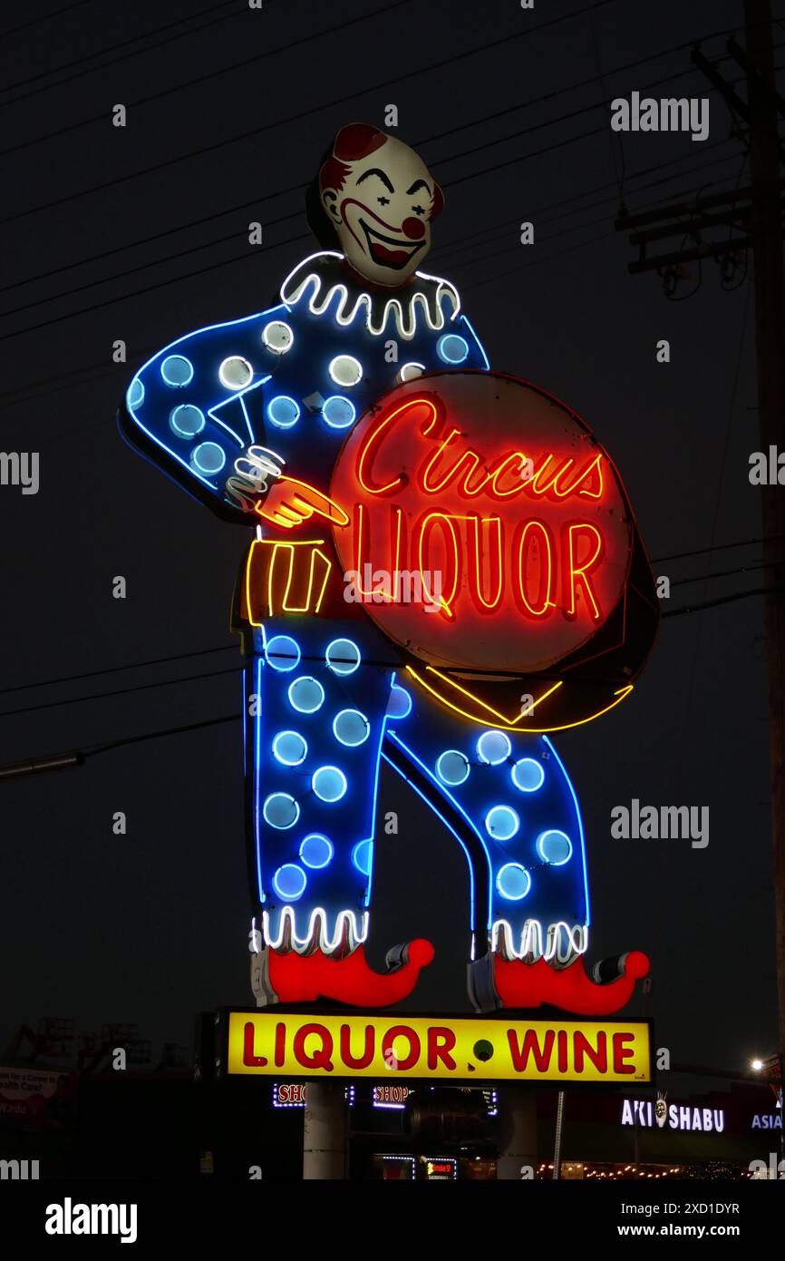 North Hollywood, California, USA 15 giugno 2024 Giant Neon Clown al Circus Liquor, dove il cantante Orville Peck e Kylie Minogue e Diplo Midnight Ride si esibiscono al 5600 Vineland Avenue il 15 giugno 2024. Circus Liquor location per le riprese di film, Clueless, Alpha Dog, Spun, Blue Thunder, Deadfall, Satana americana, la fine vivente, amore e bugie, Valle della morte, Californication, Grace e Frankie. Il Neon Clown è alto 32 metri ed è stato eretto il 1° gennaio 1959. Foto di Barry King/Alamy Stock Photo Foto Stock