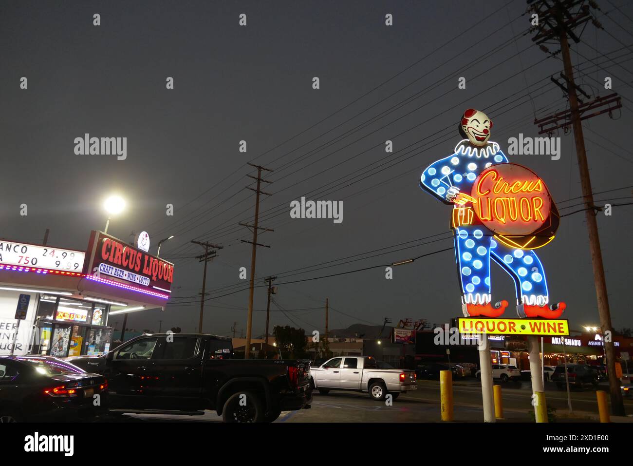 North Hollywood, California, USA 15 giugno 2024 Giant Neon Clown al Circus Liquor, dove il cantante Orville Peck e Kylie Minogue e Diplo Midnight Ride si esibiscono al 5600 Vineland Avenue il 15 giugno 2024. Circus Liquor location per le riprese di film, Clueless, Alpha Dog, Spun, Blue Thunder, Deadfall, Satana americana, la fine vivente, amore e bugie, Valle della morte, Californication, Grace e Frankie. Il Neon Clown è alto 32 metri ed è stato eretto il 1° gennaio 1959. Foto di Barry King/Alamy Stock Photo Foto Stock