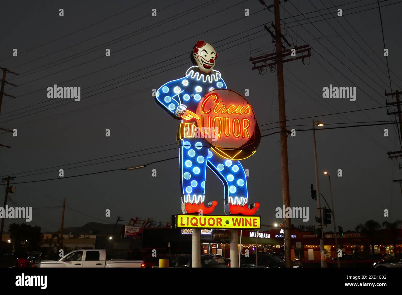 North Hollywood, California, USA 15 giugno 2024 Giant Neon Clown al Circus Liquor, dove il cantante Orville Peck e Kylie Minogue e Diplo Midnight Ride si esibiscono al 5600 Vineland Avenue il 15 giugno 2024. Circus Liquor location per le riprese di film, Clueless, Alpha Dog, Spun, Blue Thunder, Deadfall, Satana americana, la fine vivente, amore e bugie, Valle della morte, Californication, Grace e Frankie. Il Neon Clown è alto 32 metri ed è stato eretto il 1° gennaio 1959. Foto di Barry King/Alamy Stock Photo Foto Stock