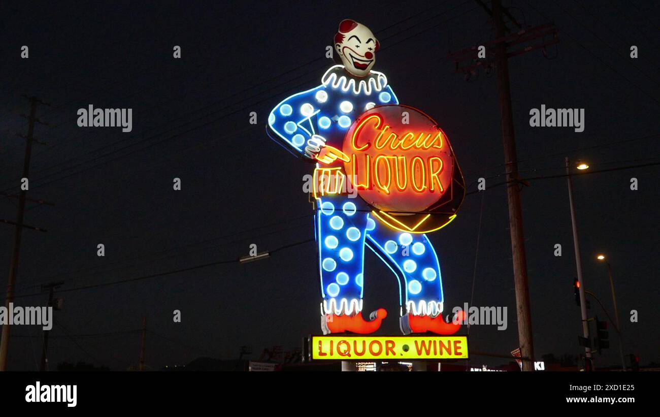 North Hollywood, California, USA 15 giugno 2024 Giant Neon Clown al Circus Liquor, dove il cantante Orville Peck e Kylie Minogue e Diplo Midnight Ride si esibiscono al 5600 Vineland Avenue il 15 giugno 2024. Circus Liquor location per le riprese di film, Clueless, Alpha Dog, Spun, Blue Thunder, Deadfall, Satana americana, la fine vivente, amore e bugie, Valle della morte, Californication, Grace e Frankie. Il Neon Clown è alto 32 metri ed è stato eretto il 1° gennaio 1959. Foto di Barry King/Alamy Stock Photo Foto Stock