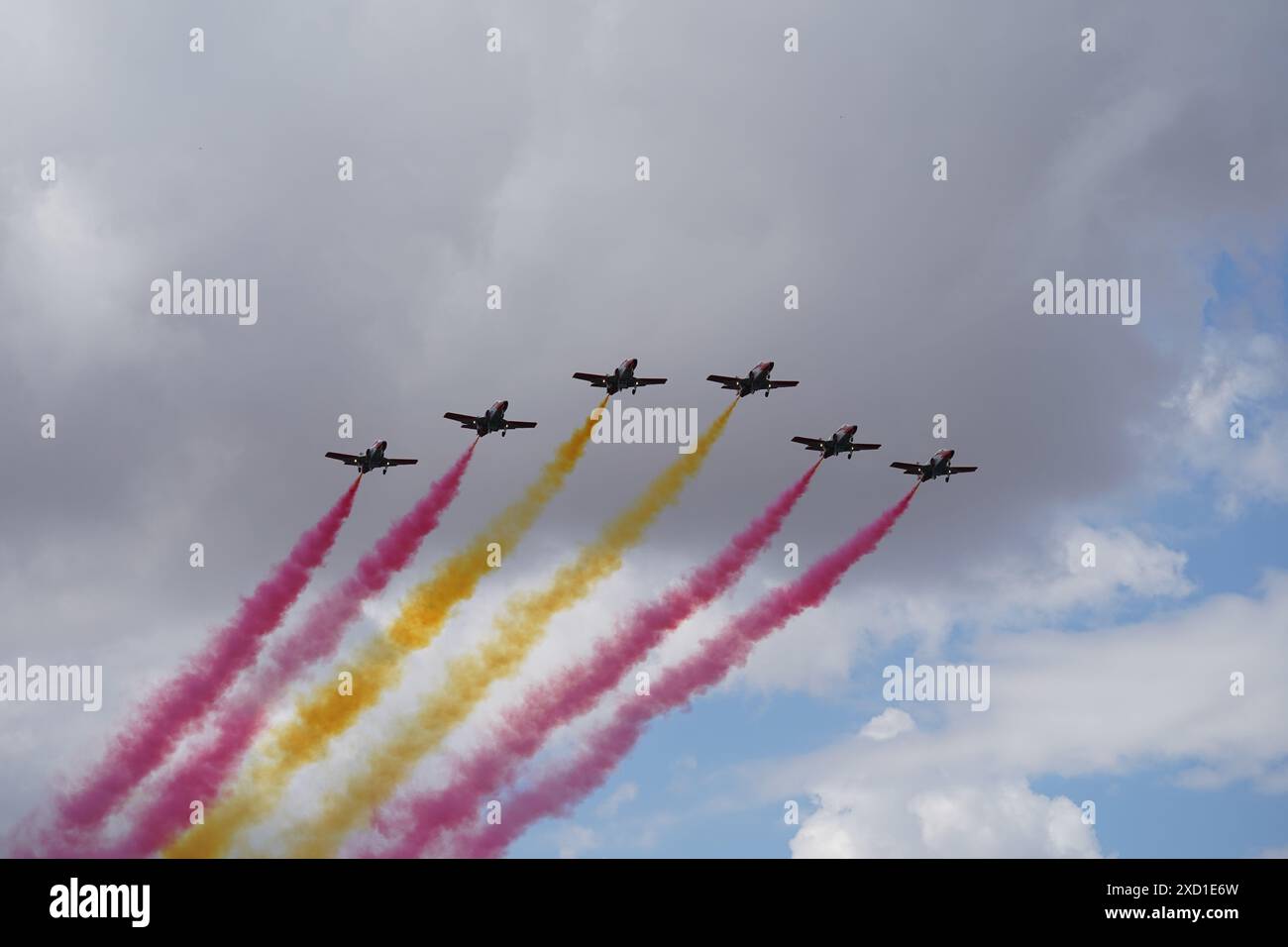 La squadra acrobatica spagnola "Patrulla Aguila" (EaglePatrol) vola sopra il Palazzo reale mentre re Felipe vi celebra 10 anni come capo della Spagna Foto Stock