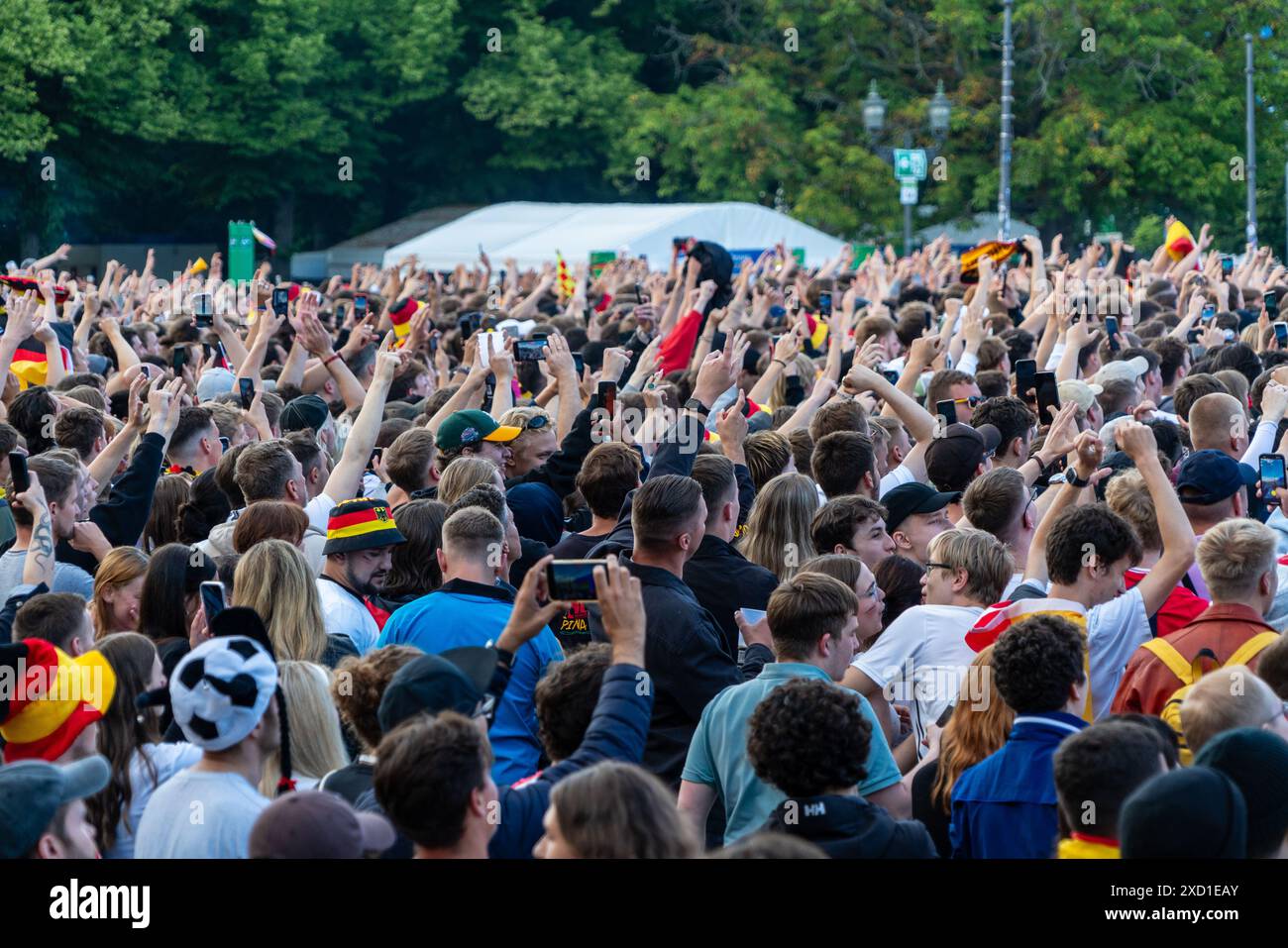 Berlino Germania 19 giugno 2024: La gente guarda la partita di calcio tra Germania e Ungheria nel turno preliminare di Euro2024 nella zona tifosi. Foto Stock