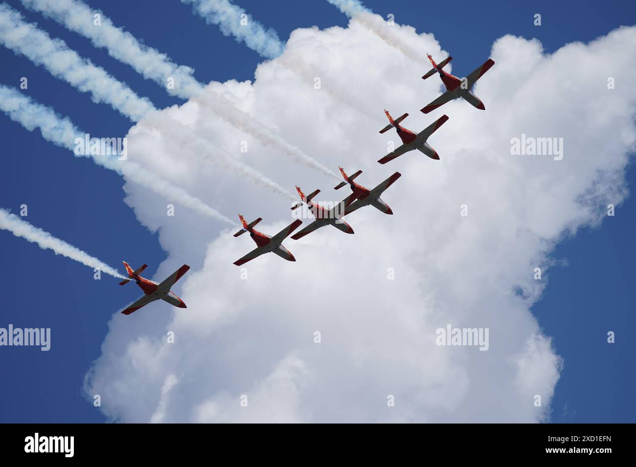 La squadra acrobatica spagnola "Patrulla Aguila" (EaglePatrol) vola sopra il Palazzo reale mentre re Felipe vi celebra 10 anni come capo della Spagna Foto Stock