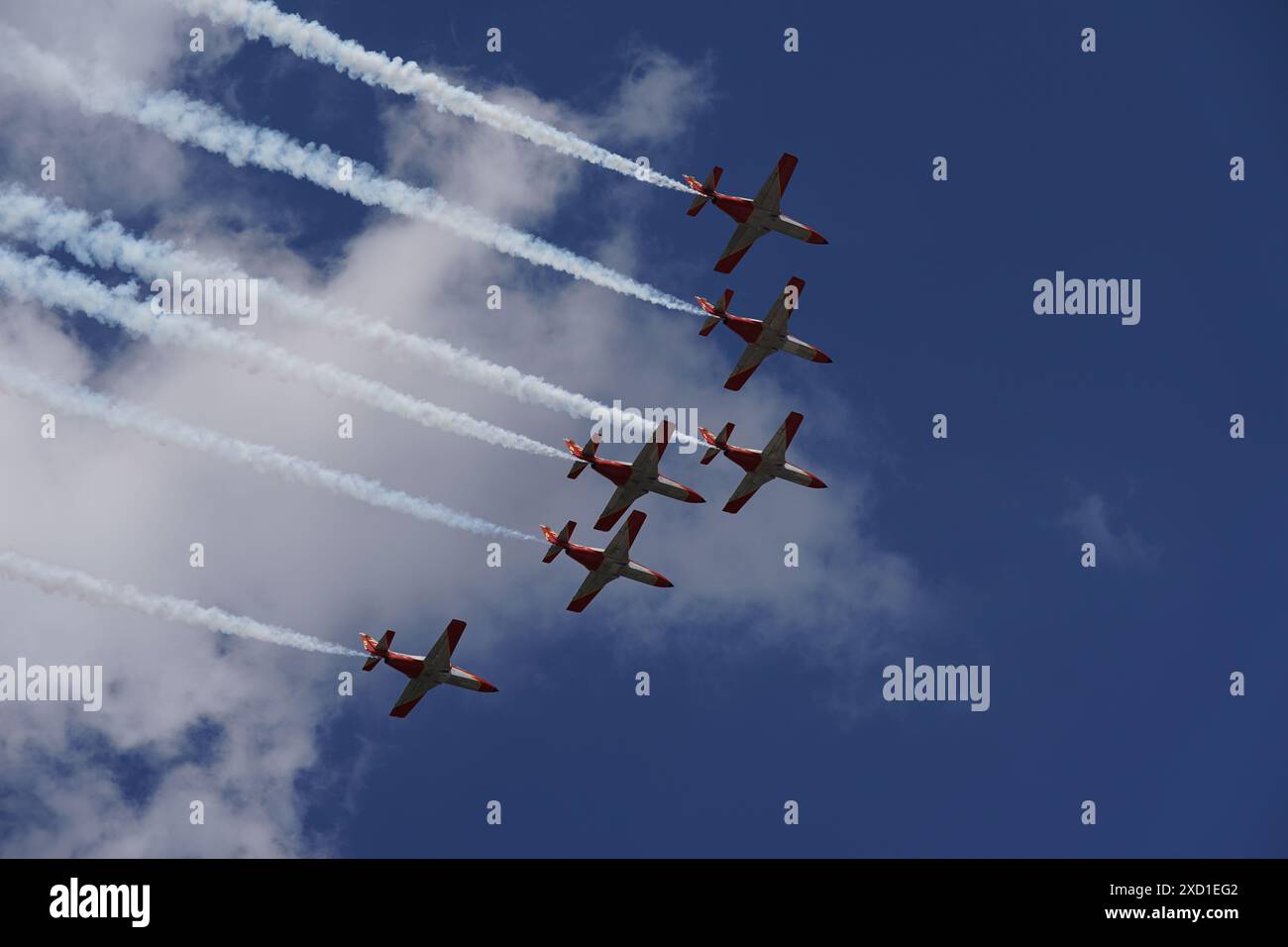 La squadra acrobatica spagnola "Patrulla Aguila" (EaglePatrol) vola sopra il Palazzo reale mentre re Felipe vi celebra 10 anni come capo della Spagna Foto Stock