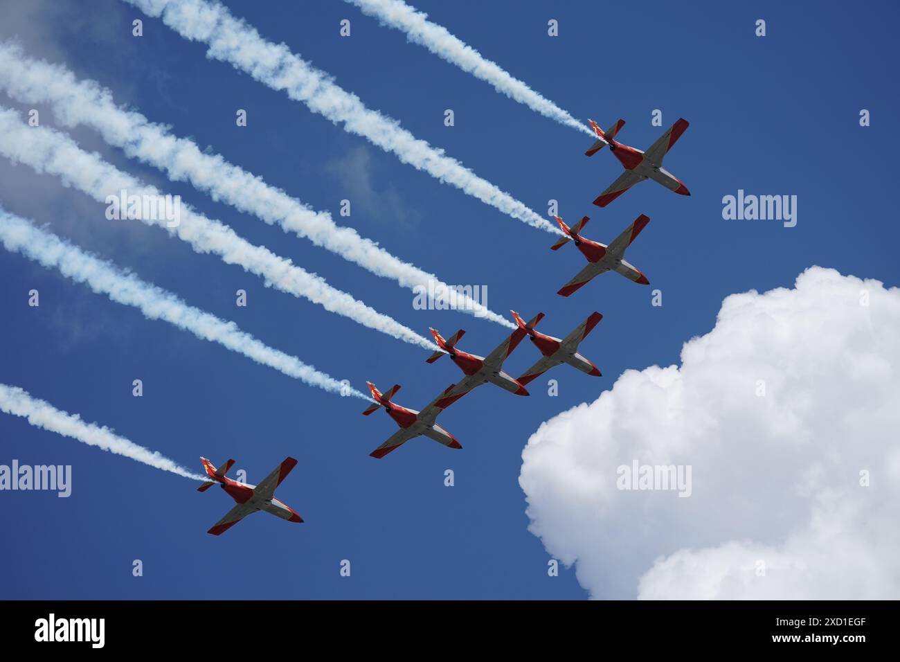 La squadra acrobatica spagnola "Patrulla Aguila" (EaglePatrol) vola sopra il Palazzo reale mentre re Felipe vi celebra 10 anni come capo della Spagna Foto Stock