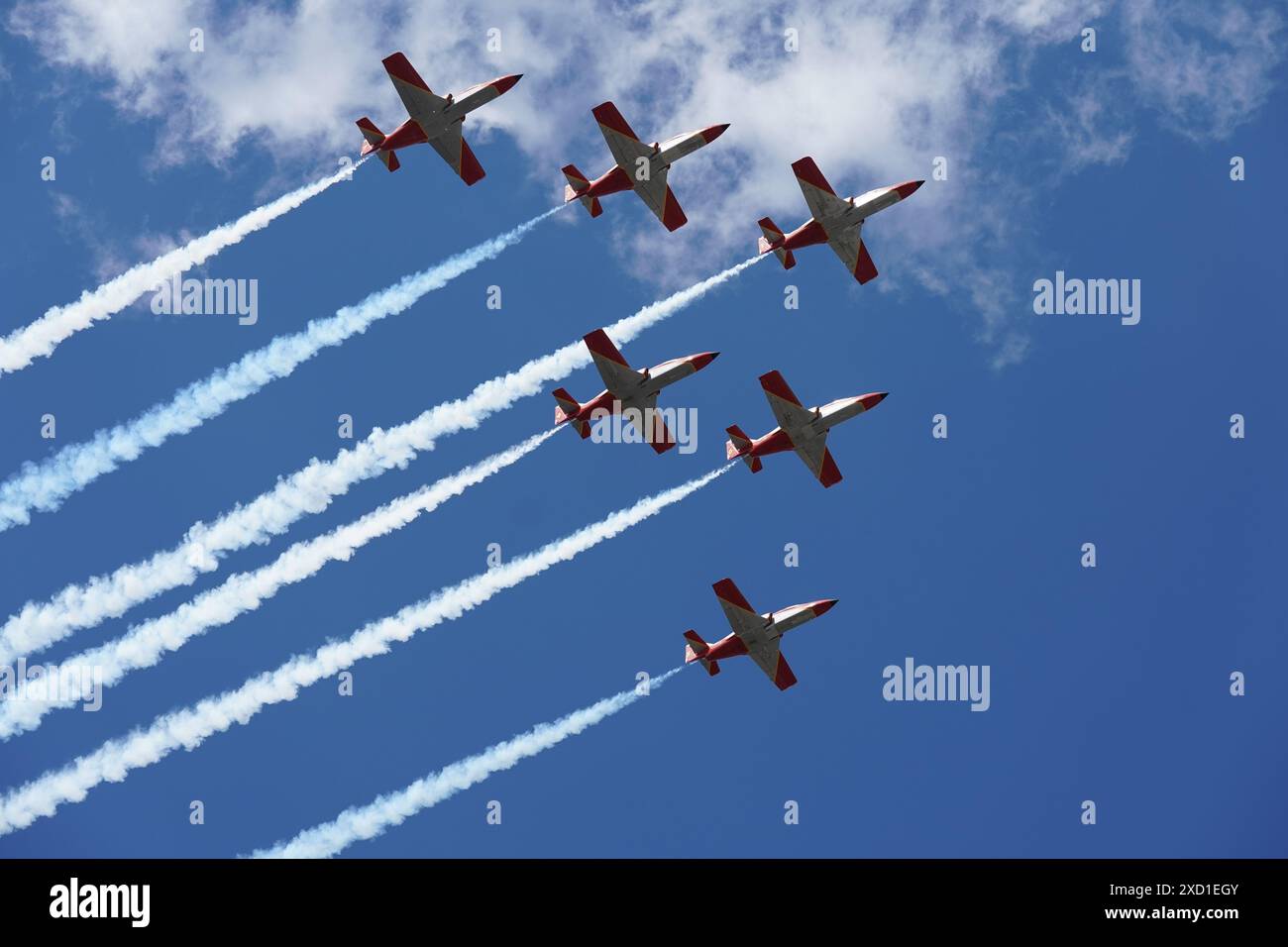 La squadra acrobatica spagnola "Patrulla Aguila" (EaglePatrol) vola sopra il Palazzo reale mentre re Felipe vi celebra 10 anni come capo della Spagna Foto Stock