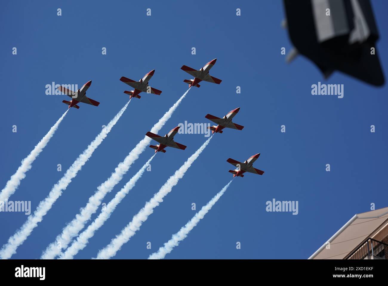 La squadra acrobatica spagnola "Patrulla Aguila" (EaglePatrol) vola sopra il Palazzo reale mentre re Felipe vi celebra 10 anni come capo della Spagna Foto Stock