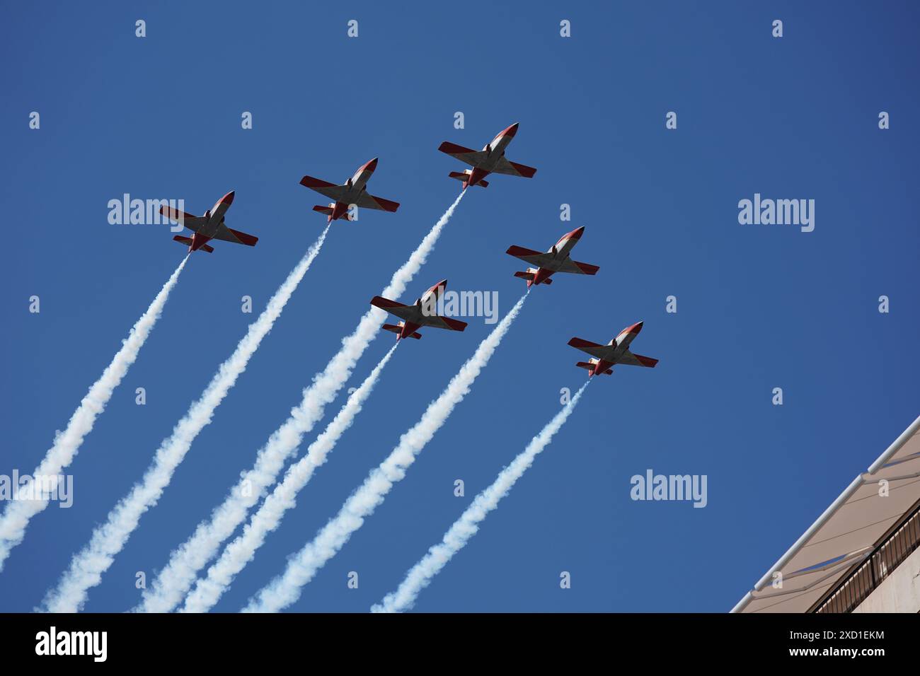 La squadra acrobatica spagnola "Patrulla Aguila" (EaglePatrol) vola sopra il Palazzo reale mentre re Felipe vi celebra 10 anni come capo della Spagna Foto Stock