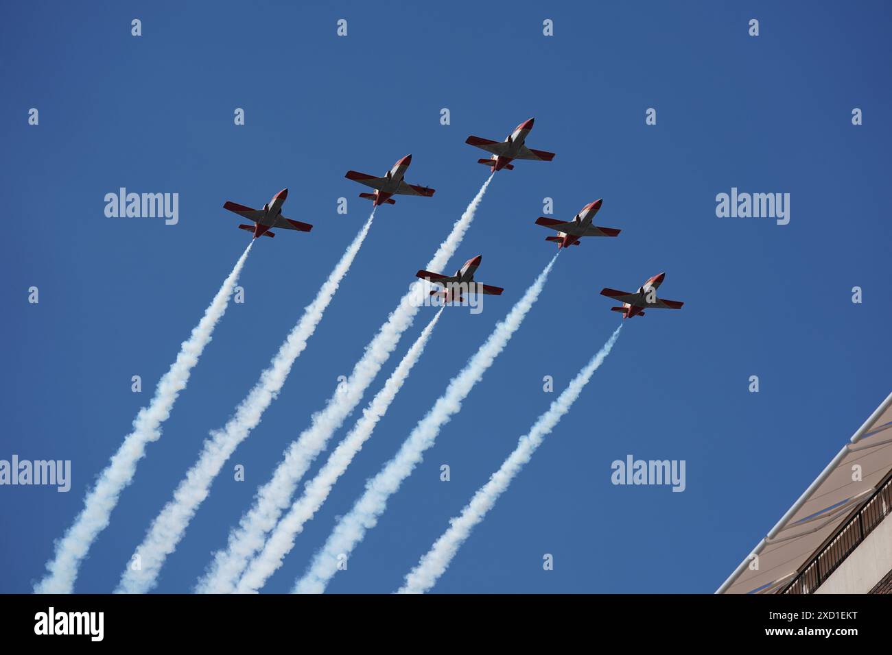La squadra acrobatica spagnola "Patrulla Aguila" (EaglePatrol) vola sopra il Palazzo reale mentre re Felipe vi celebra 10 anni come capo della Spagna Foto Stock