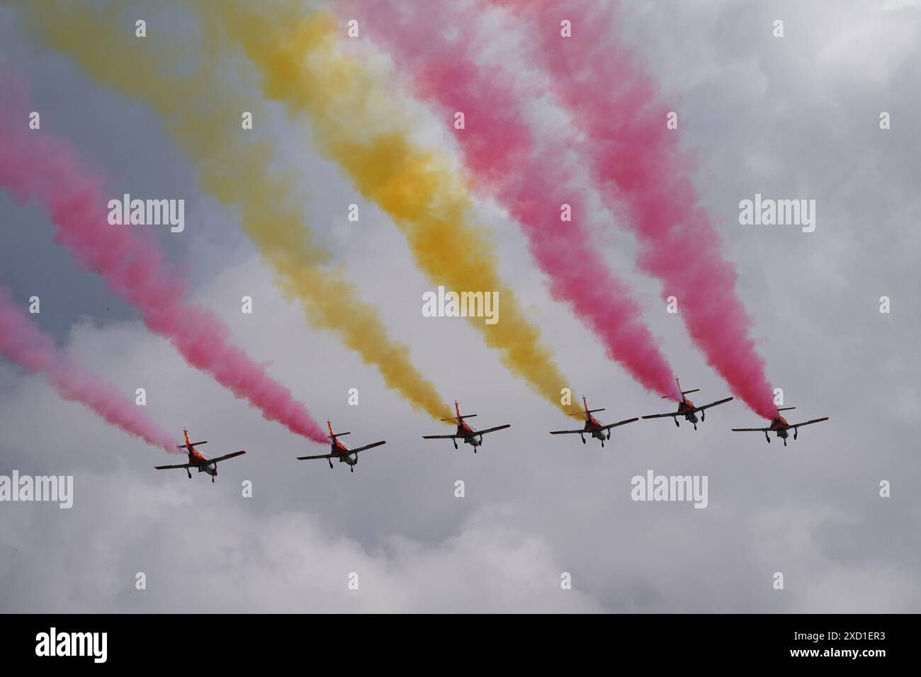 La squadra acrobatica spagnola "Patrulla Aguila" (EaglePatrol) vola sopra il Palazzo reale mentre re Felipe vi celebra 10 anni come capo della Spagna Foto Stock