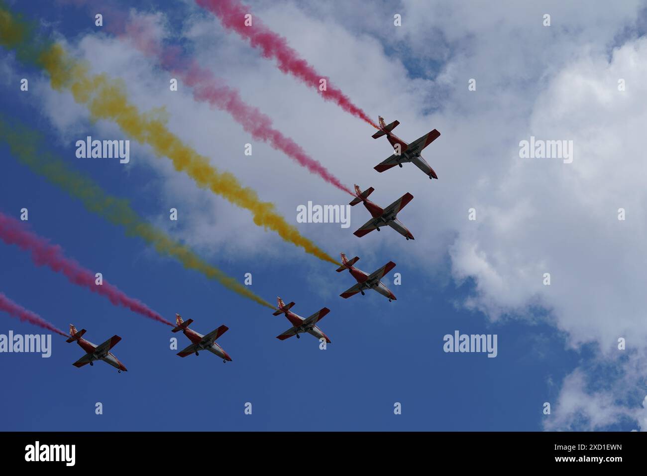 La squadra acrobatica spagnola "Patrulla Aguila" (EaglePatrol) vola sopra il Palazzo reale mentre re Felipe vi celebra 10 anni come capo della Spagna Foto Stock