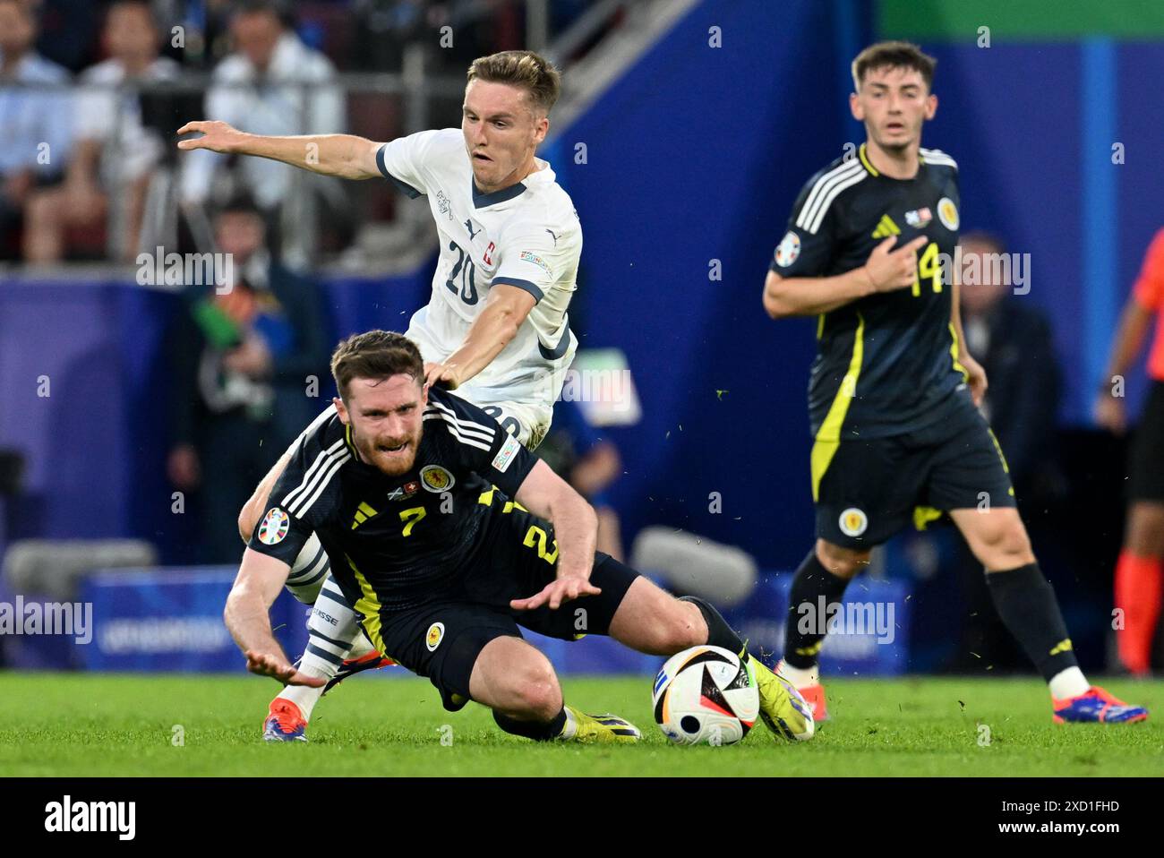 Anthony Ralston (2) della Scozia che combatte per la palla con Michel Aebischer (20) della Svizzera durante una partita di calcio tra le squadre nazionali di Scozia e Svizzera nella seconda giornata del gruppo A nella fase a gironi del torneo UEFA Euro 2024 , mercoledì 19 giugno 2024 a Colonia , Germania . FOTO SPORTPIX | David Catry Foto Stock
