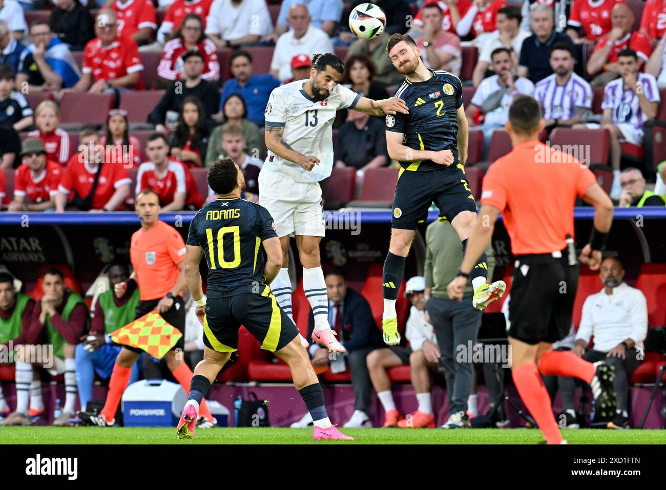 Colonia, Germania. 19 giugno 2024. Ricardo Rodriguez (13) della Svizzera che combatte per il ballo con Anthony Ralston (2) della Scozia durante una partita di calcio tra le squadre nazionali di Scozia e Svizzera nella seconda giornata del gruppo A nella fase a gironi del torneo UEFA Euro 2024, mercoledì 19 giugno 2024 a Colonia, Germania. Crediti: Sportpix/Alamy Live News Foto Stock