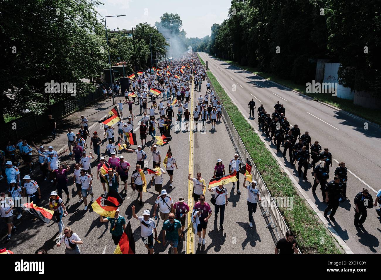 Stoccarda, Stoccarda. 19 giugno 2024. In una dimostrazione di unità e passione calcistica, i tifosi provenienti da Germania e Ungheria si sono riuniti a Stoccarda il 19 giugno 2024 per sostenere le loro squadre nella partita UEFA EURO 2024. Le bandiere tedesche e ungheresi erano tenute in alto mentre i fan di entrambi i lati cantavano e cantavano, creando una scena vivace e festosa. (Immagine di credito: © Ralph Pache/PRESSCOV tramite ZUMA Press Wire) SOLO PER USO EDITORIALE! Non per USO commerciale! Foto Stock